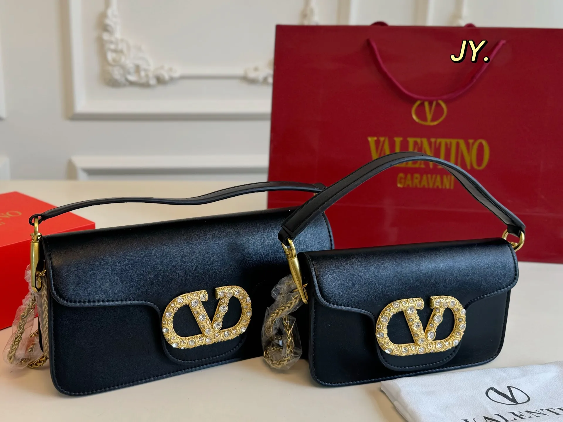 P310 large size P300 small size (folding box) size: 27×13 large size 20×12 small size VALENTINO Valentino chain baguette bag💕 Unique shape and super fashion sense! The large VLogo is studded with rhinestones ✨ Sparkling and charming like gems ❗️ Wear it on your back and easily achieve a high-end look💗