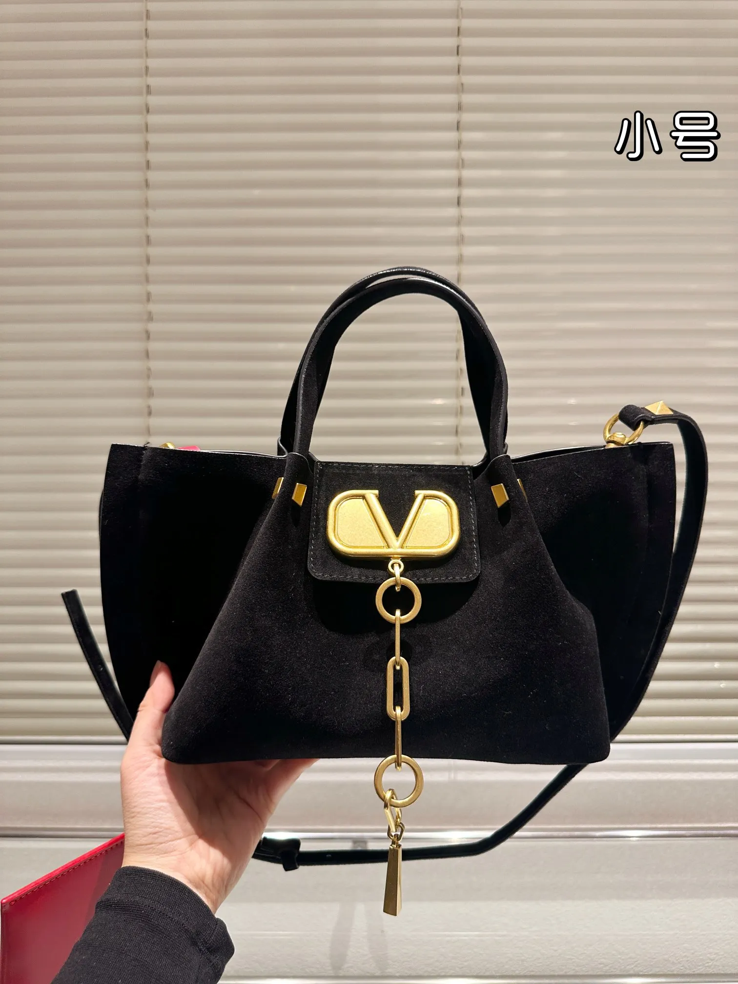 P410 170 Valentino Valentino is a popular model in the counter. Playful and super personality, whoever wears it will look better. Unconcealable foreign style. Exquisite wiring. Color matching is very distinctive. Very versatile and can be matched with daily life. Casual and playful with a little bit of a lady style. It will definitely become a super hot style in the new year, spring and summer. ♥️Size 38 25cm/ 26 19cm