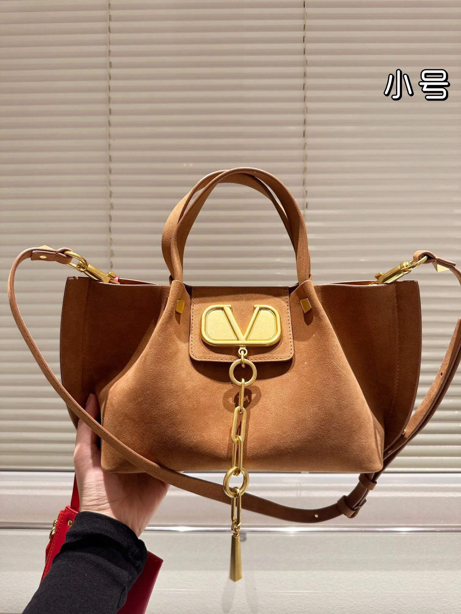 P410 170 Valentino Valentino is a popular model in the counter. Playful and super personality, whoever wears it will look better. Unconcealable foreign style. Exquisite wiring. Color matching is very distinctive. Very versatile and can be matched with daily life. Casual and playful with a little bit of a lady style. It will definitely become a super hot style in the new year, spring and summer. ♥️Size 38 25cm/ 26 19cm