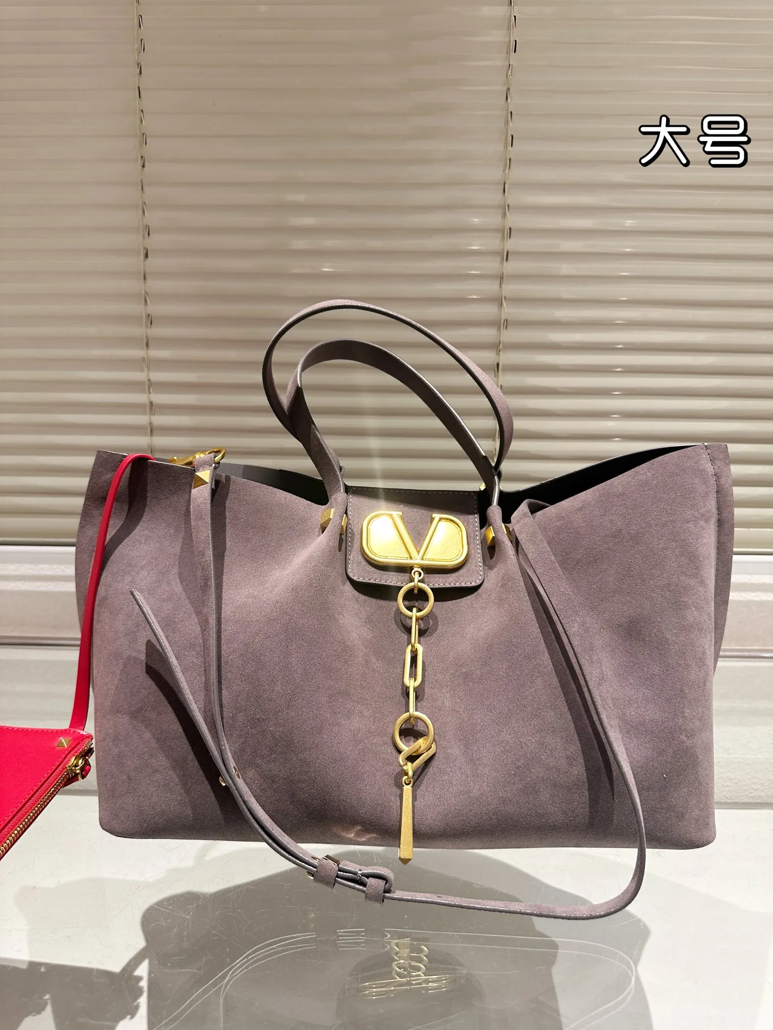 P410 170 Valentino Valentino is a popular model in the counter. Playful and super personality, whoever wears it will look better. Unconcealable foreign style. Exquisite wiring. Color matching is very distinctive. Very versatile and can be matched with daily life. Casual and playful with a little bit of a lady style. It will definitely become a super hot style in the new year, spring and summer. ♥️Size 38 25cm/ 26 19cm