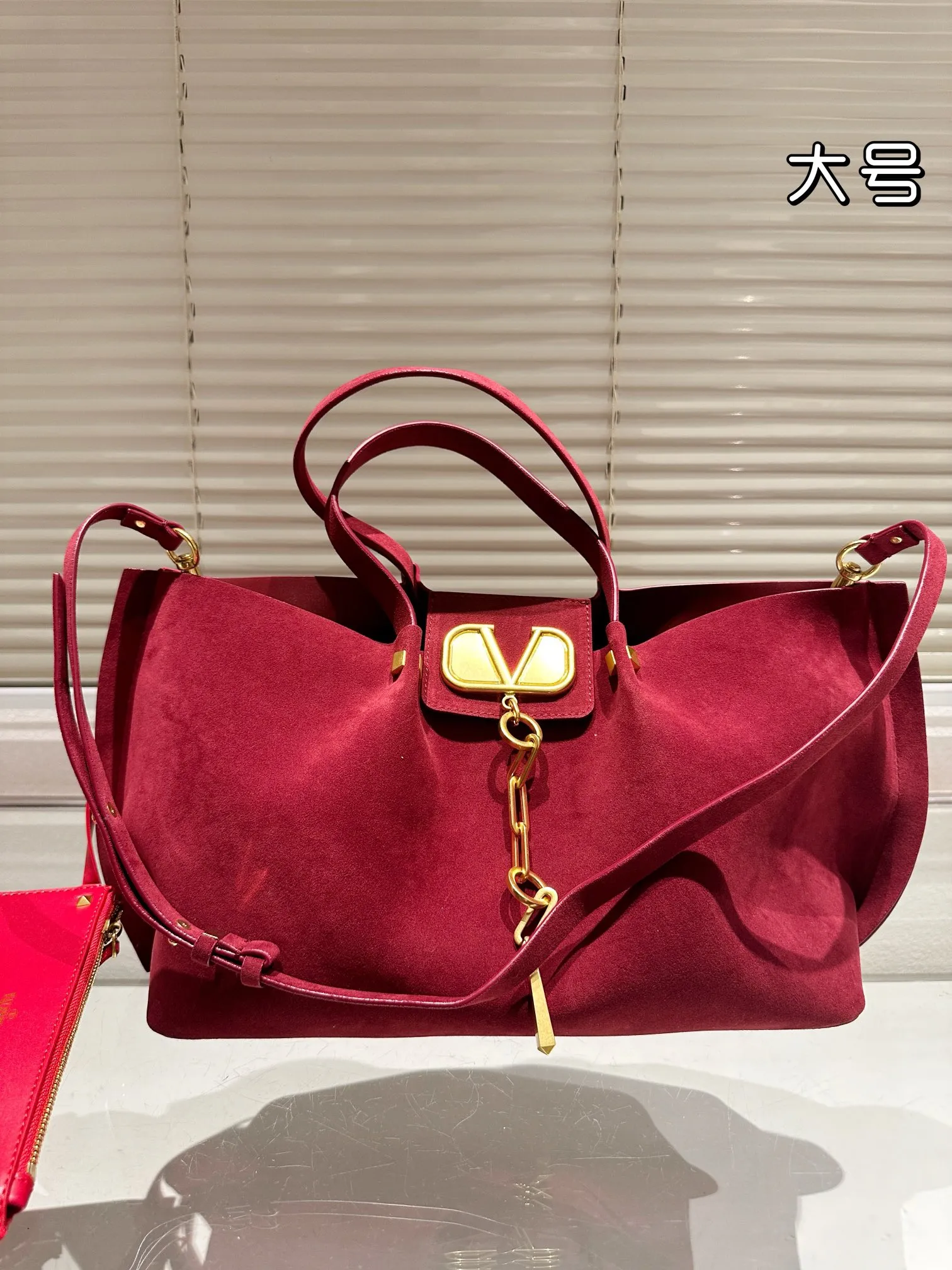 P410 170 Valentino Valentino is a popular model in the counter. Playful and super personality, whoever wears it will look better. Unconcealable foreign style. Exquisite wiring. Color matching is very distinctive. Very versatile and can be matched with daily life. Casual and playful with a little bit of a lady style. It will definitely become a super hot style in the new year, spring and summer. ♥️Size 38 25cm/ 26 19cm