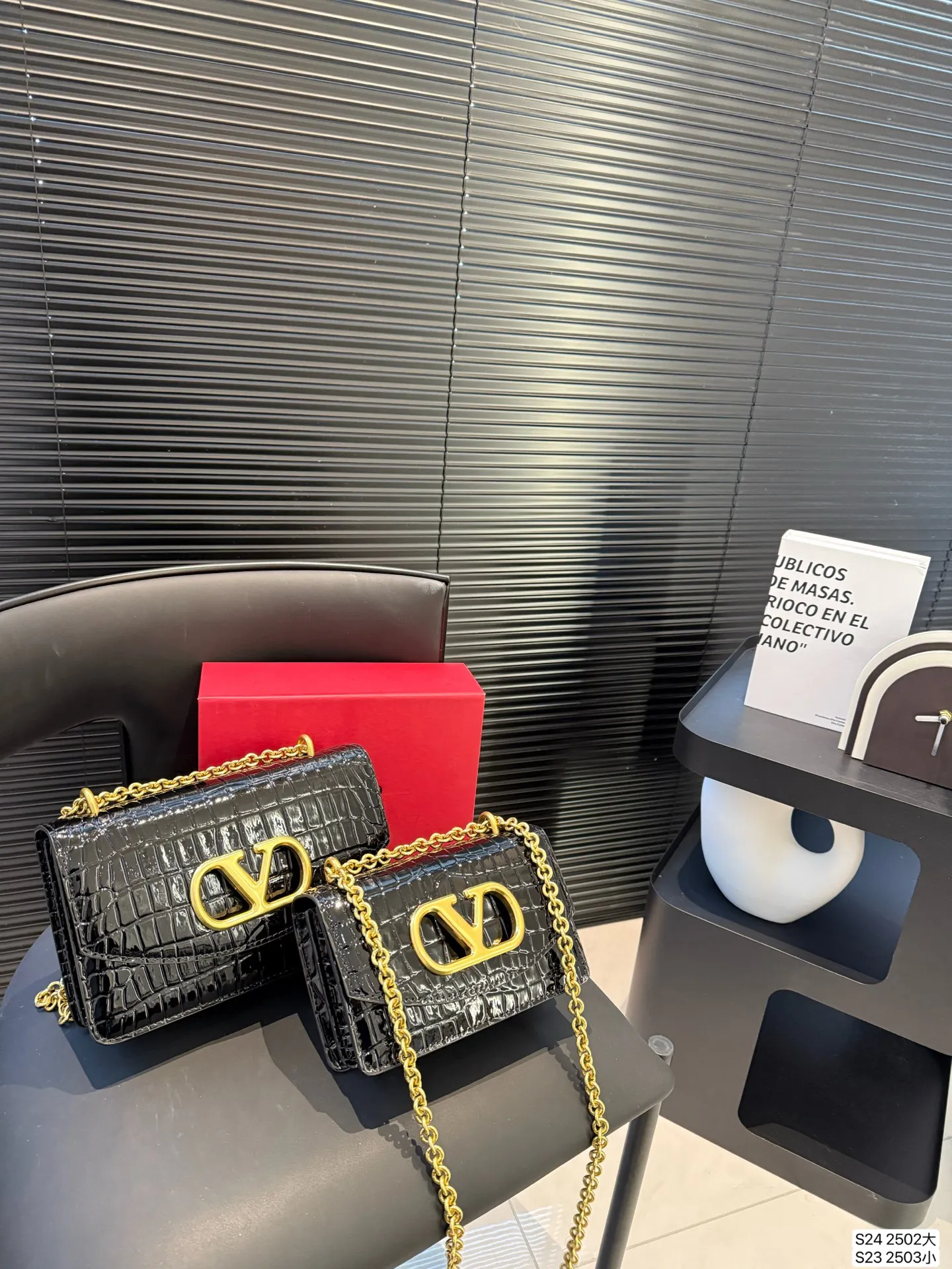Large size P340 Small size P330 with folding box Valentino chain bag Valentino SS25 Vain series chain bag creates simple retro style smooth cow leather touch advanced metal suction buckle opening and closing method It feels like a jewelry box #Valentinovalentino # retro # Size: Large 24 15 Small 19 12 Item No. Large 2502 Small 2503