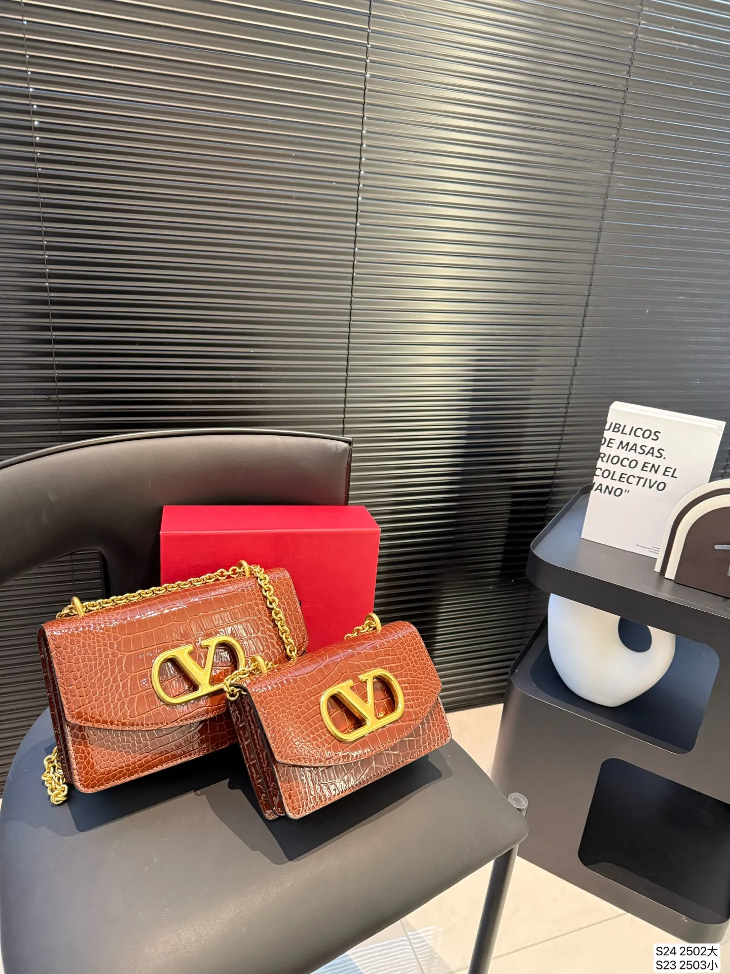 Large size P340 Small size P330 with folding box Valentino chain bag Valentino SS25 Vain series chain bag creates simple retro style smooth cow leather touch advanced metal suction buckle opening and closing method It feels like a jewelry box #Valentinovalentino # retro # Size: Large 24 15 Small 19 12 Item No. Large 2502 Small 2503