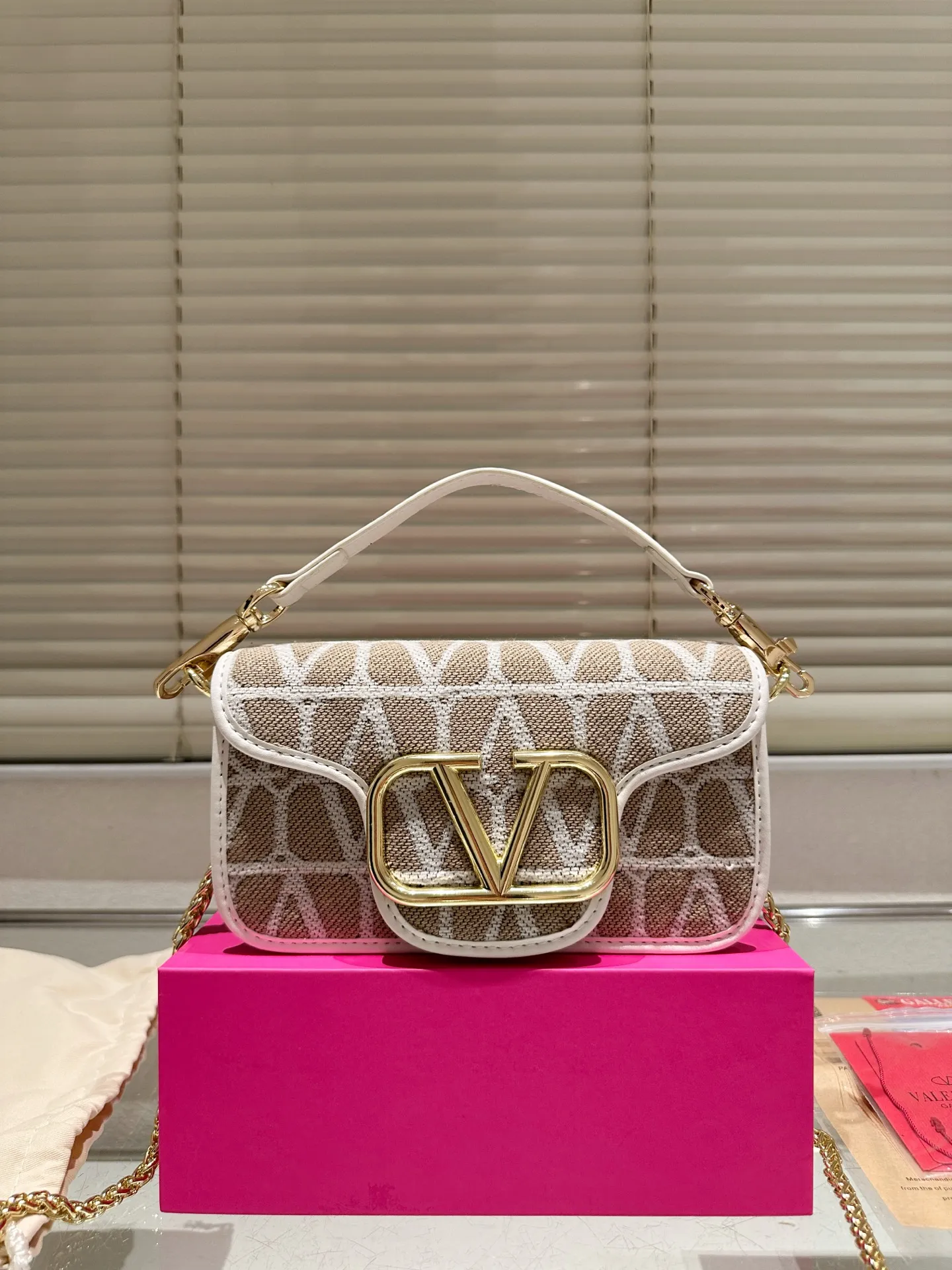 Small P310 folding box ⚠️Size 20.9 Valentino Loco shoulder bag has a high-end feel. This look is very versatile. No matter how you carry it, there is no pressure. Which girl can resist such a beautiful bag?