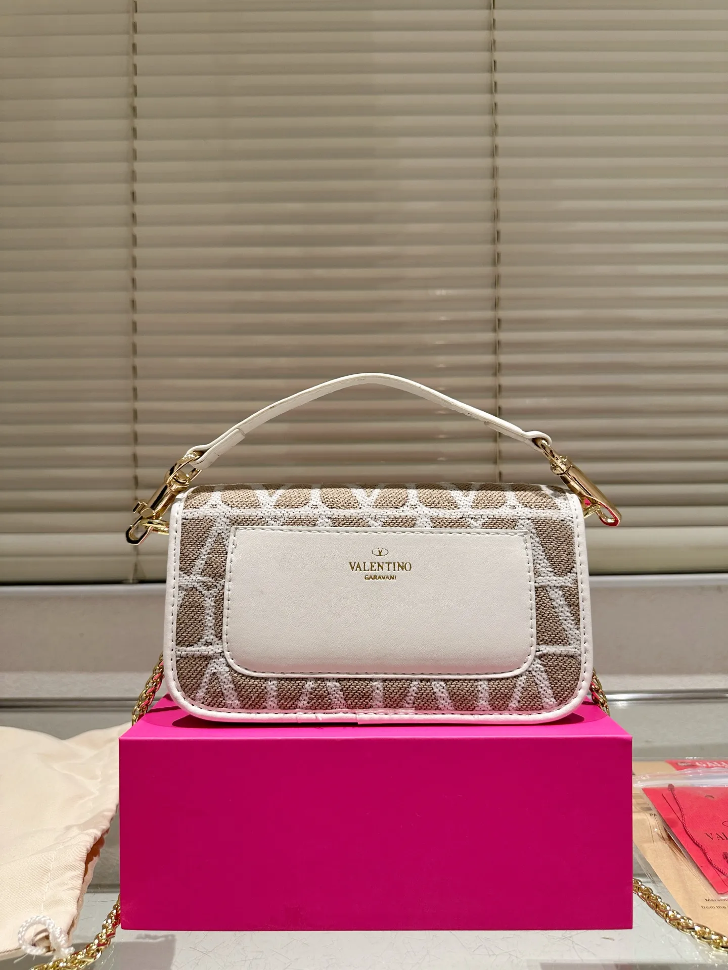 Small P310 folding box ⚠️Size 20.9 Valentino Loco shoulder bag has a high-end feel. This look is very versatile. No matter how you carry it, there is no pressure. Which girl can resist such a beautiful bag?