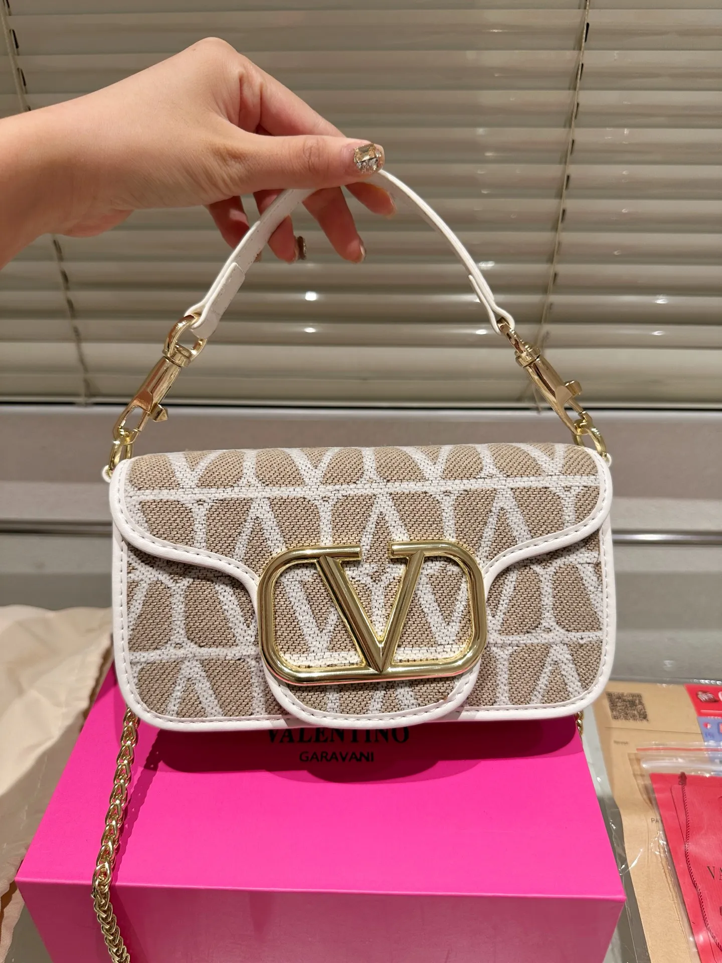 Small P310 folding box ⚠️Size 20.9 Valentino Loco shoulder bag has a high-end feel. This look is very versatile. No matter how you carry it, there is no pressure. Which girl can resist such a beautiful bag?