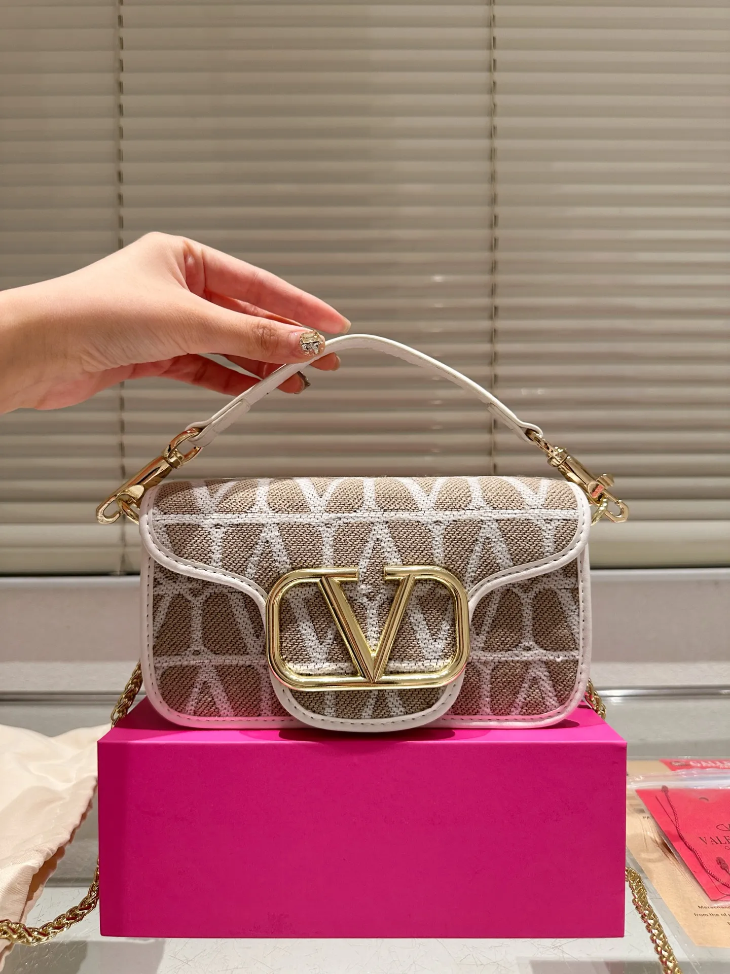 Small P310 folding box ⚠️Size 20.9 Valentino Loco shoulder bag has a high-end feel. This look is very versatile. No matter how you carry it, there is no pressure. Which girl can resist such a beautiful bag?