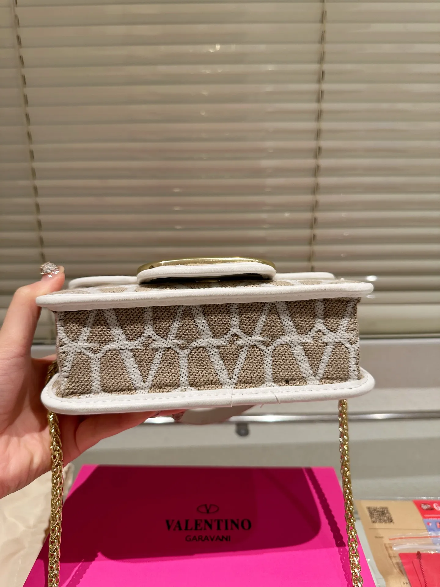 Small P310 folding box ⚠️Size 20.9 Valentino Loco shoulder bag has a high-end feel. This look is very versatile. No matter how you carry it, there is no pressure. Which girl can resist such a beautiful bag?