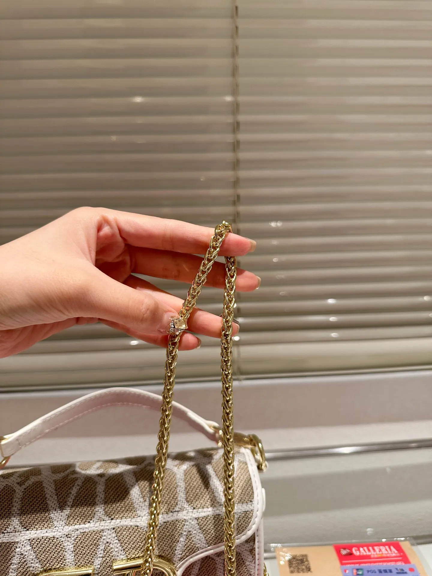 Small P310 folding box ⚠️Size 20.9 Valentino Loco shoulder bag has a high-end feel. This look is very versatile. No matter how you carry it, there is no pressure. Which girl can resist such a beautiful bag?