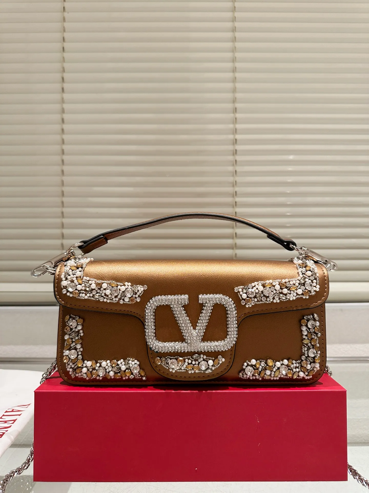 Large P410 Folding Box ⚠️Size 26.11 Valentino Loco Shoulder Bag Overflowing with Sophistication This Look Is Very Versatile No matter how you carry it, you won’t feel any pressure. Which girl can resist such a beautiful bag?