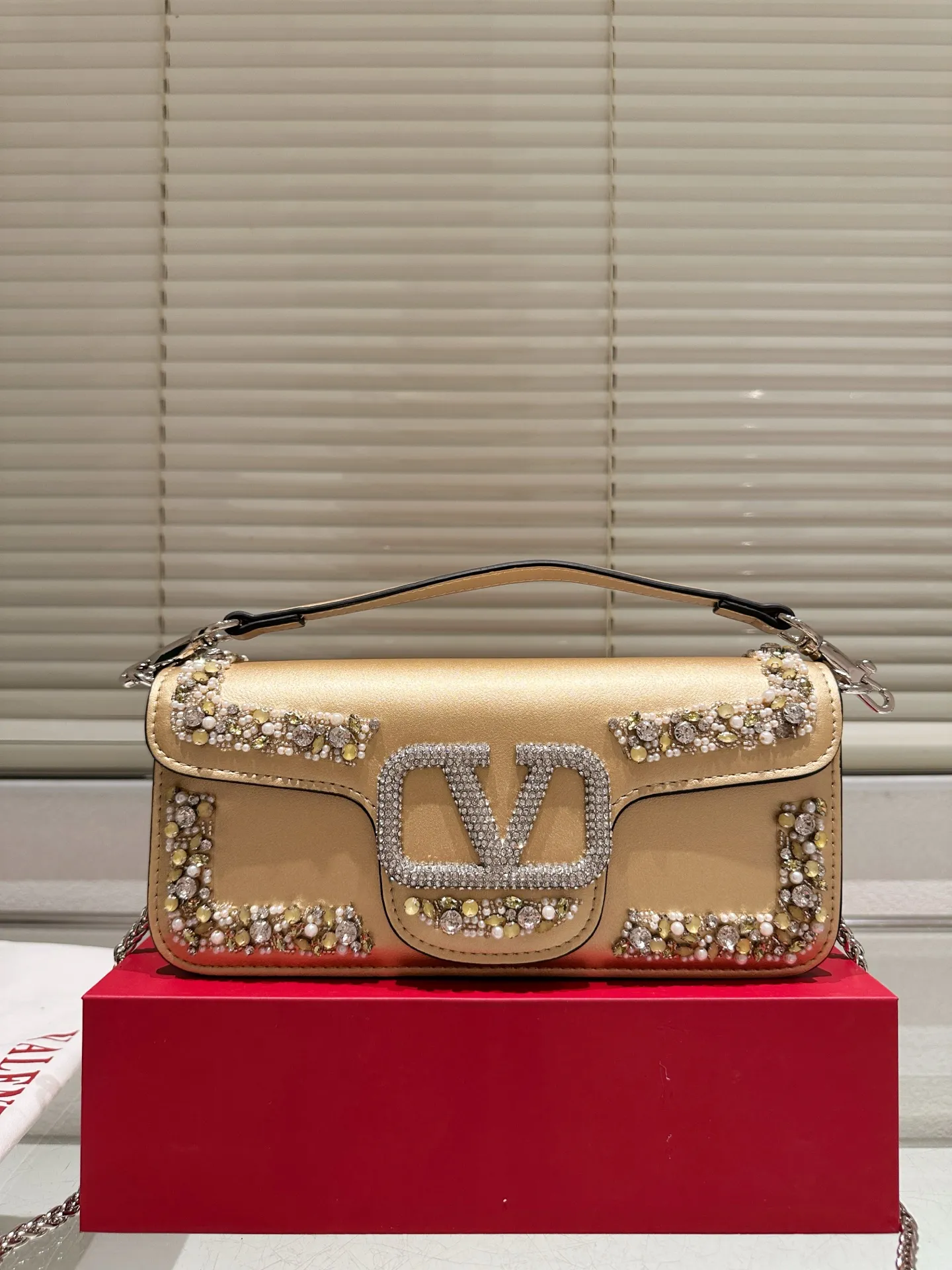 Large P410 Folding Box ⚠️Size 26.11 Valentino Loco Shoulder Bag Overflowing with Sophistication This Look Is Very Versatile No matter how you carry it, you won’t feel any pressure. Which girl can resist such a beautiful bag?