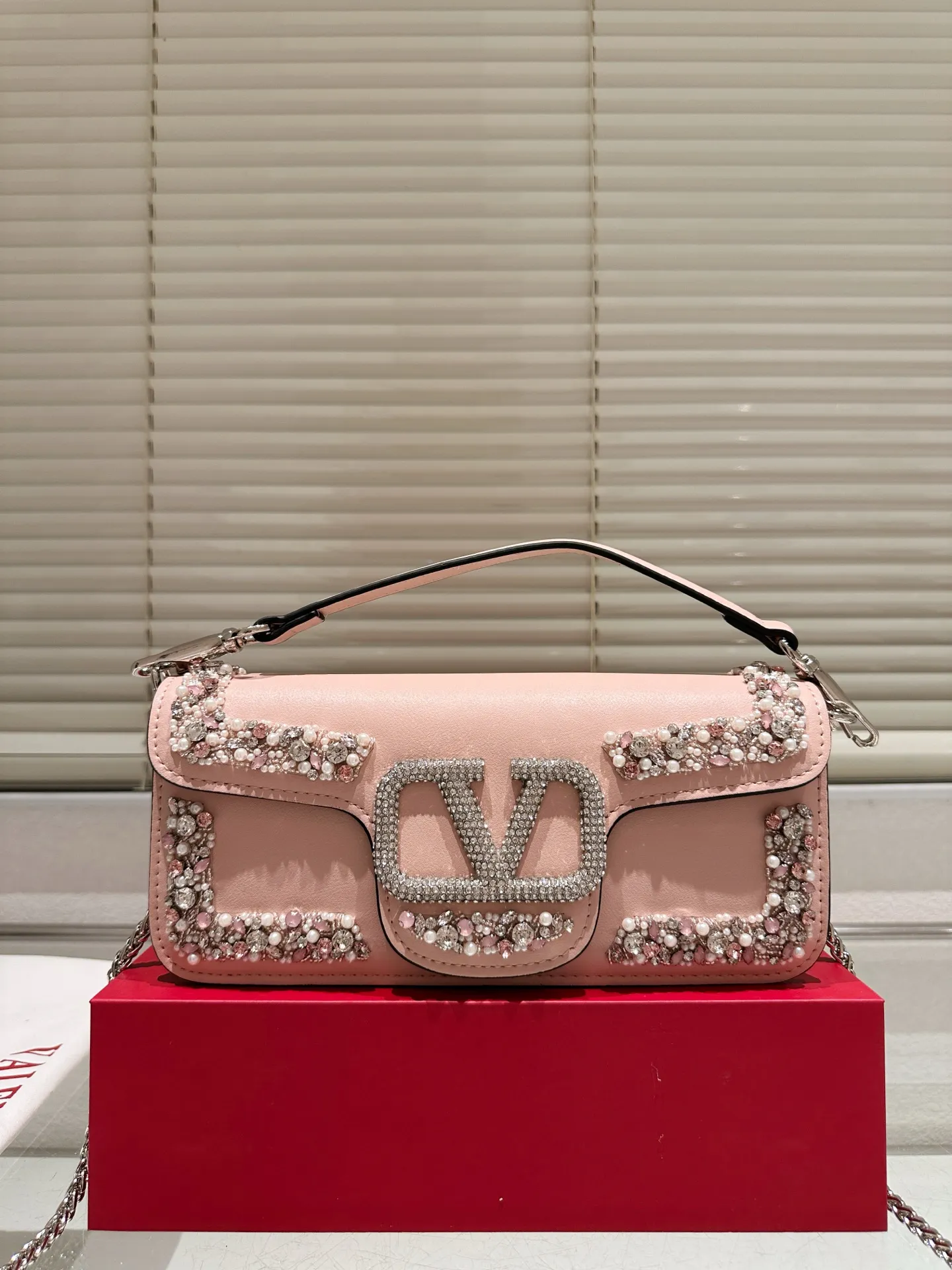 Large P410 Folding Box ⚠️Size 26.11 Valentino Loco Shoulder Bag Overflowing with Sophistication This Look Is Very Versatile No matter how you carry it, you won’t feel any pressure. Which girl can resist such a beautiful bag?