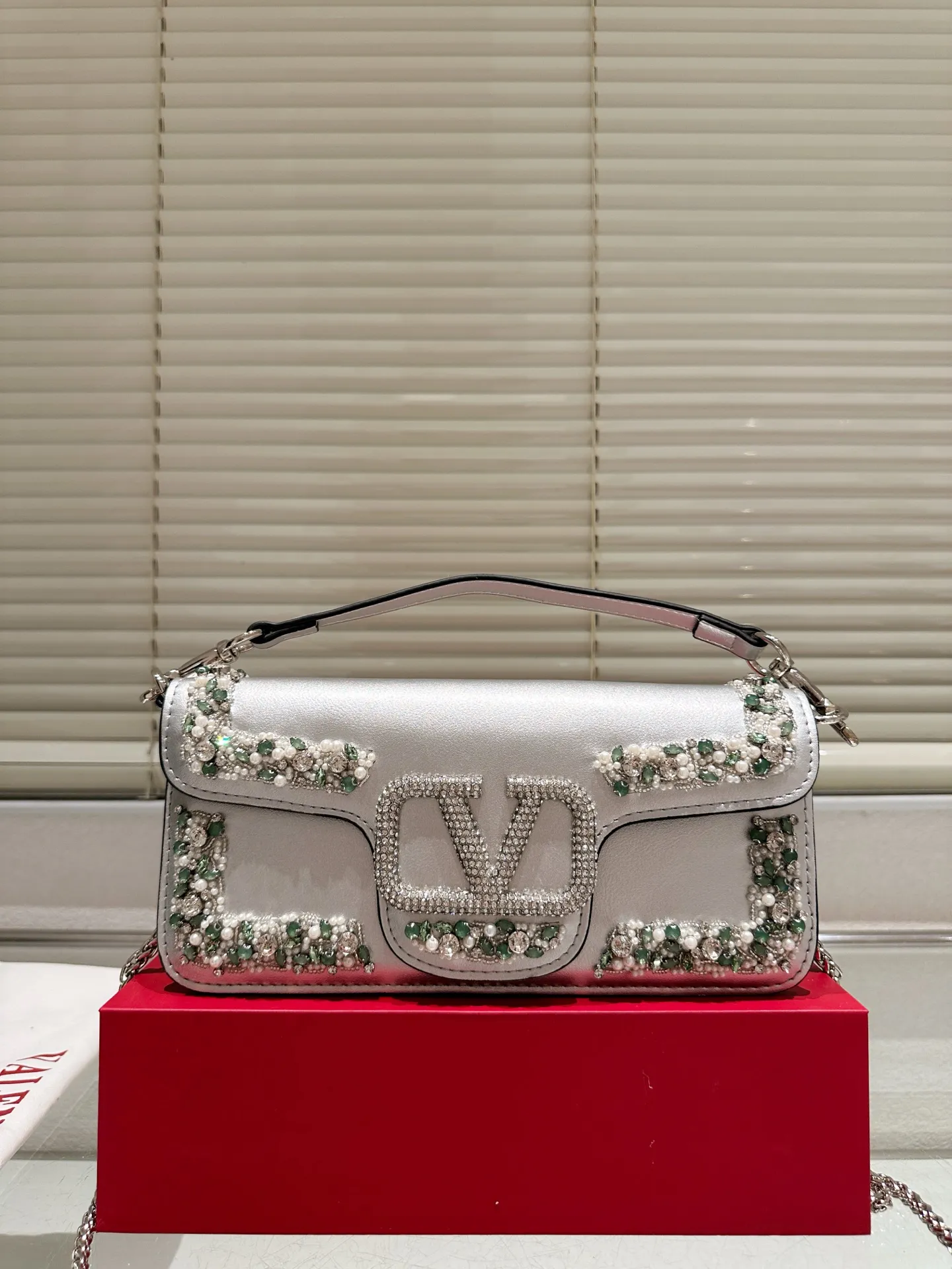 Large P410 Folding Box ⚠️Size 26.11 Valentino Loco Shoulder Bag Overflowing with Sophistication This Look Is Very Versatile No matter how you carry it, you won’t feel any pressure. Which girl can resist such a beautiful bag?