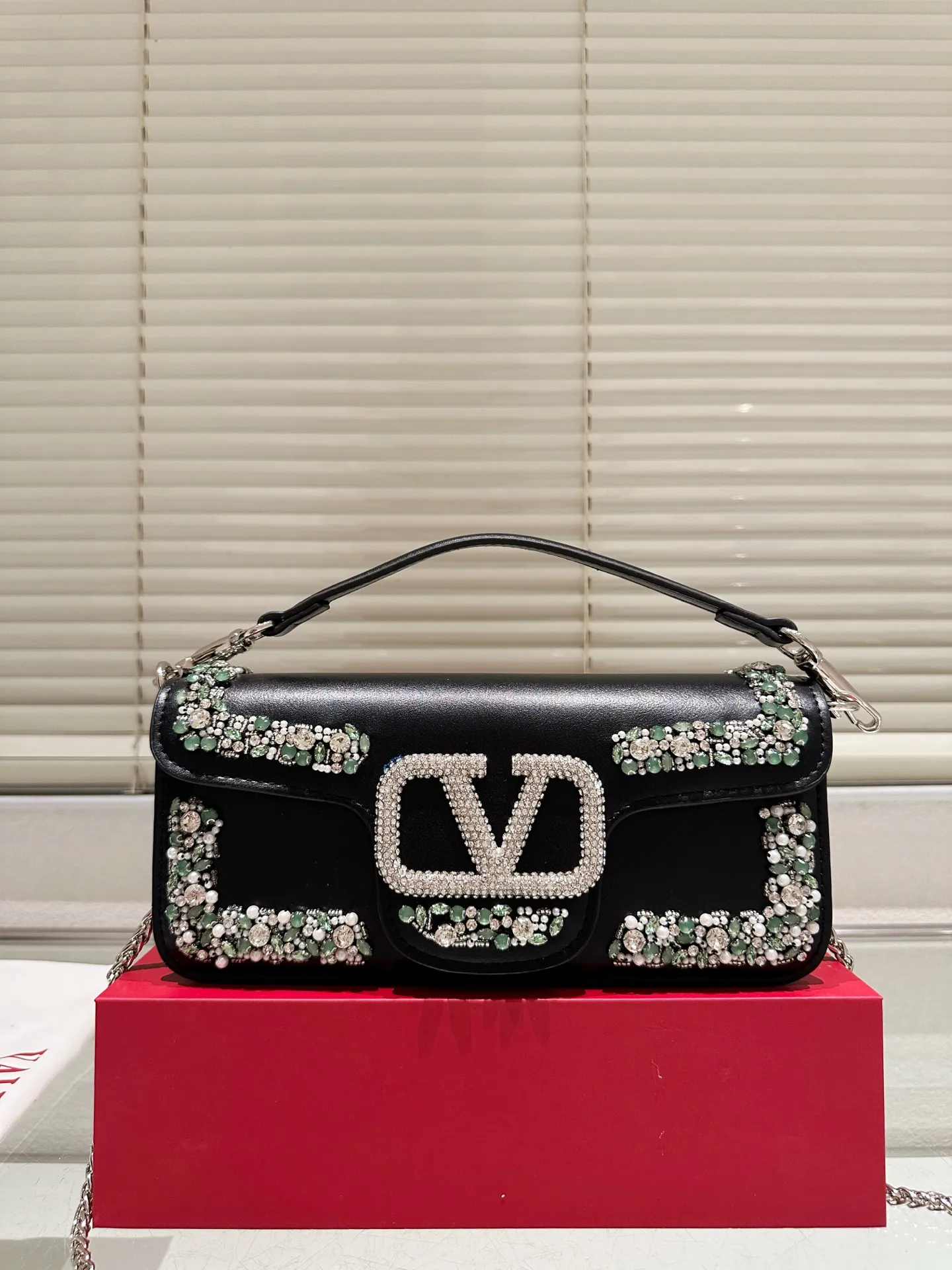 Large P410 Folding Box ⚠️Size 26.11 Valentino Loco Shoulder Bag Overflowing with Sophistication This Look Is Very Versatile No matter how you carry it, you won’t feel any pressure. Which girl can resist such a beautiful bag?