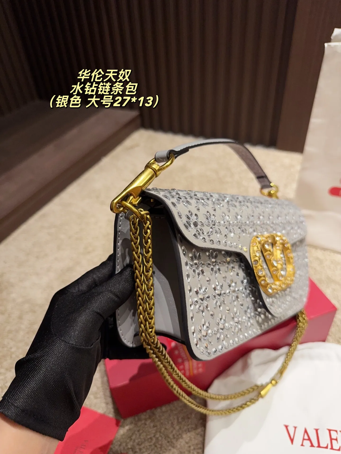 Large P400 comes with box⚠️size 27.13 Small P390 comes with box⚠️size 20.12 Valentino rhinestone chain bag Unlocks the fashion charm Can be salty or sweet The most beautiful girl on the street