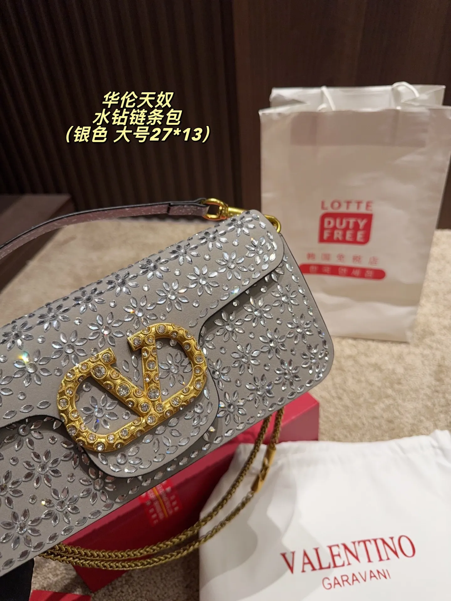 Large P400 comes with box⚠️size 27.13 Small P390 comes with box⚠️size 20.12 Valentino rhinestone chain bag Unlocks the fashion charm Can be salty or sweet The most beautiful girl on the street