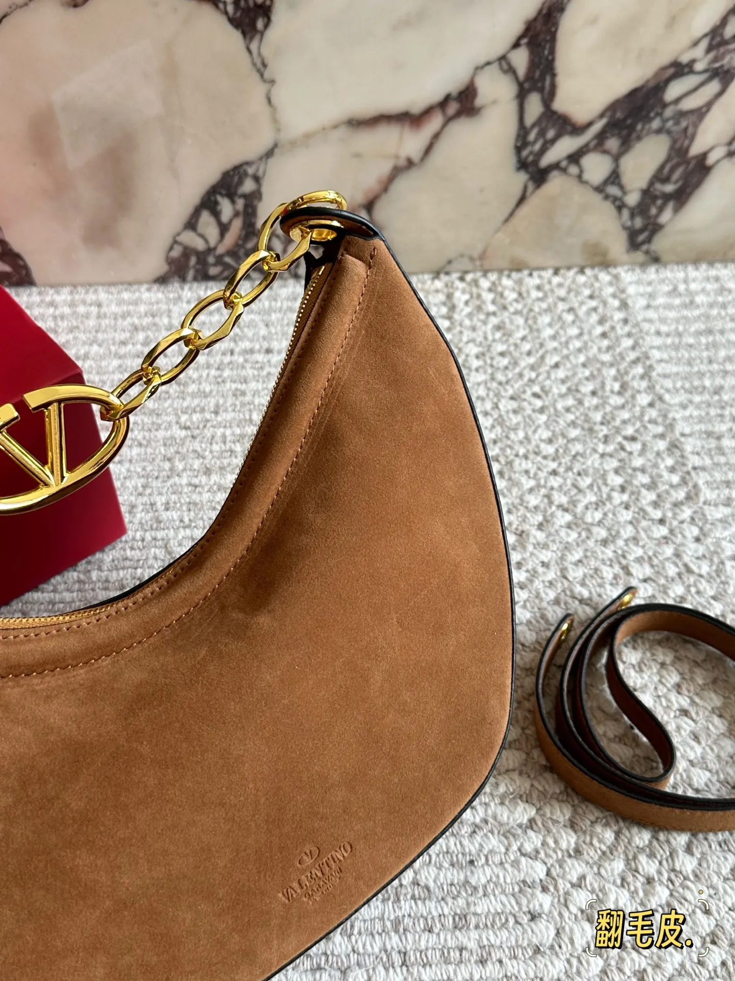 💰 400 Comes with box Suede size: 30 15cm Valentino New product! Who can resist this style? It’s totally okay to wear in spring, summer, autumn and winter~