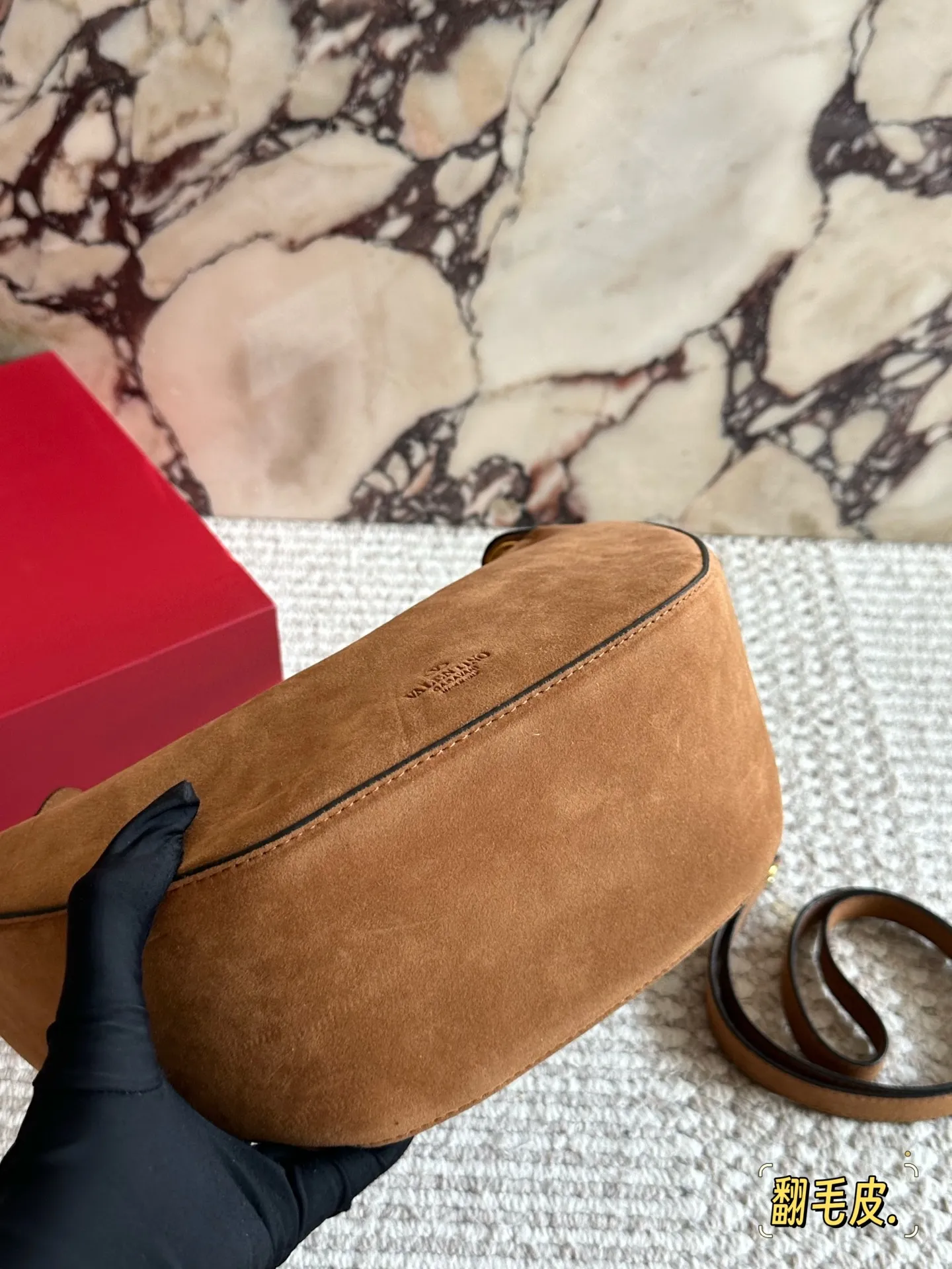 💰 400 Comes with box Suede size: 30 15cm Valentino New product! Who can resist this style? It’s totally okay to wear in spring, summer, autumn and winter~