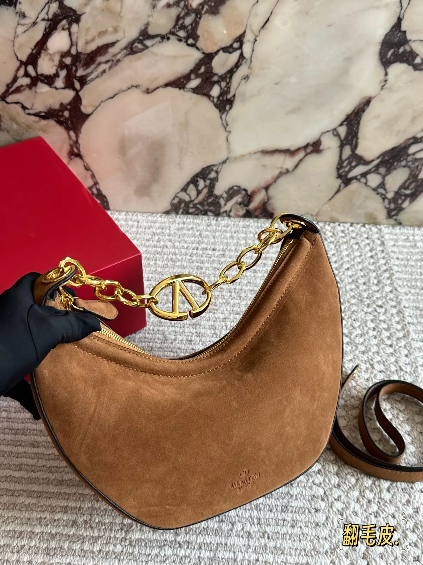 💰 400 Comes with box Suede size: 30 15cm Valentino New product! Who can resist this style? It’s totally okay to wear in spring, summer, autumn and winter~