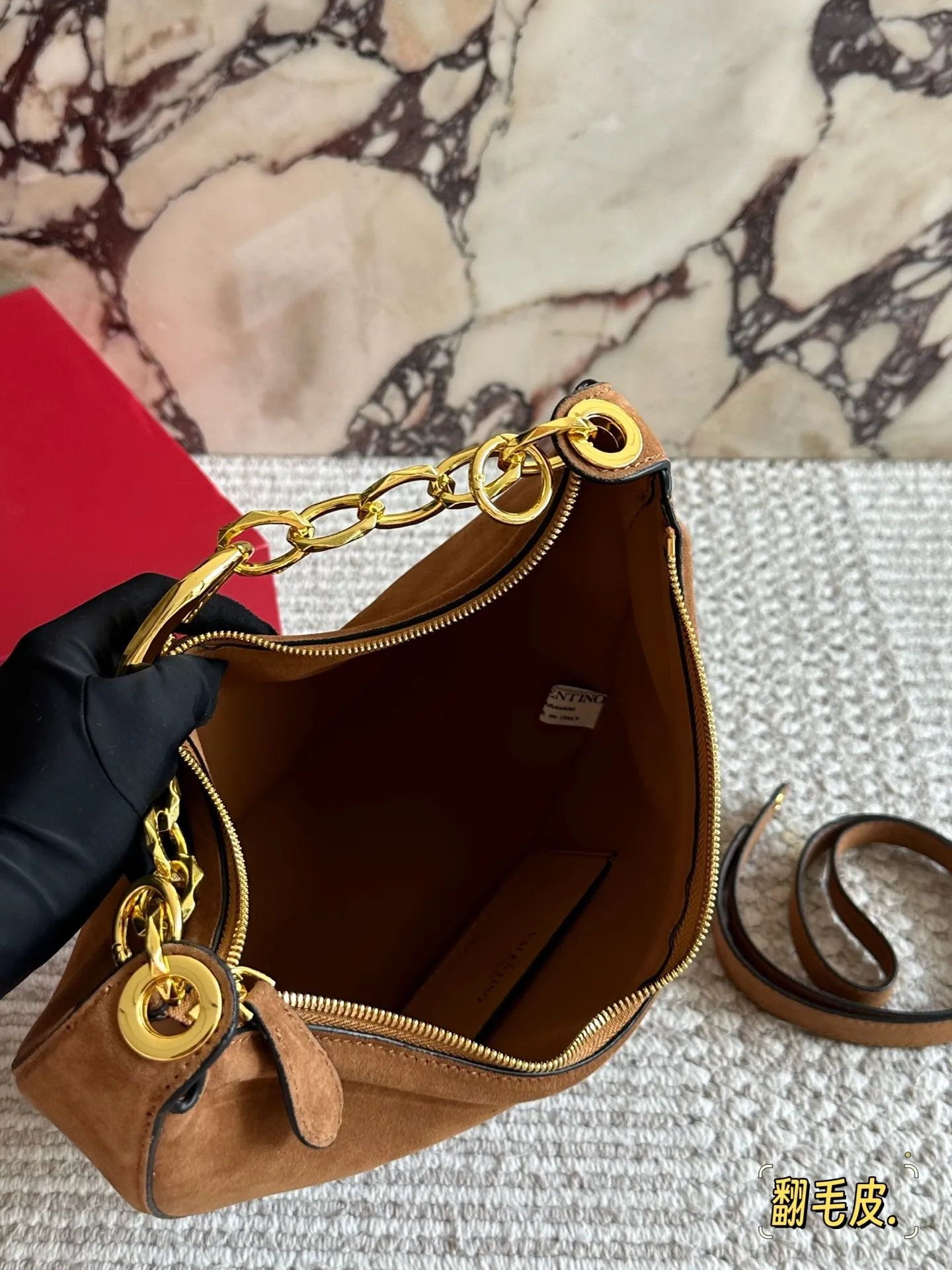💰 400 Comes with box Suede size: 30 15cm Valentino New product! Who can resist this style? It’s totally okay to wear in spring, summer, autumn and winter~
