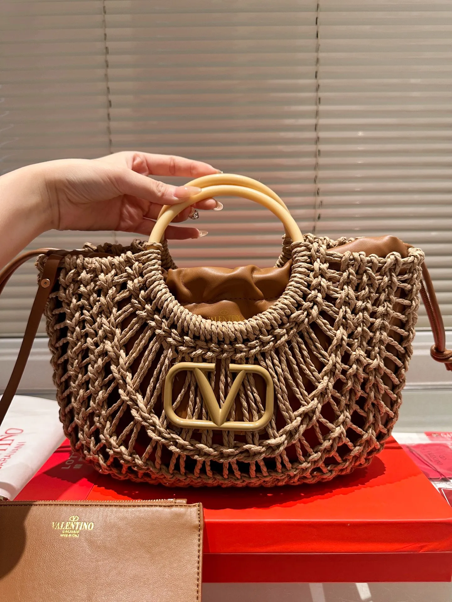 P380 Straw Valentino Valentino Loco A must-have for beautiful fairies and so pretty. Hand-held shoulder bag to unlock fashion charm. Salty or sweet. The most beautiful girl on the street. Size 32.22cm. Comes with folding gift box.