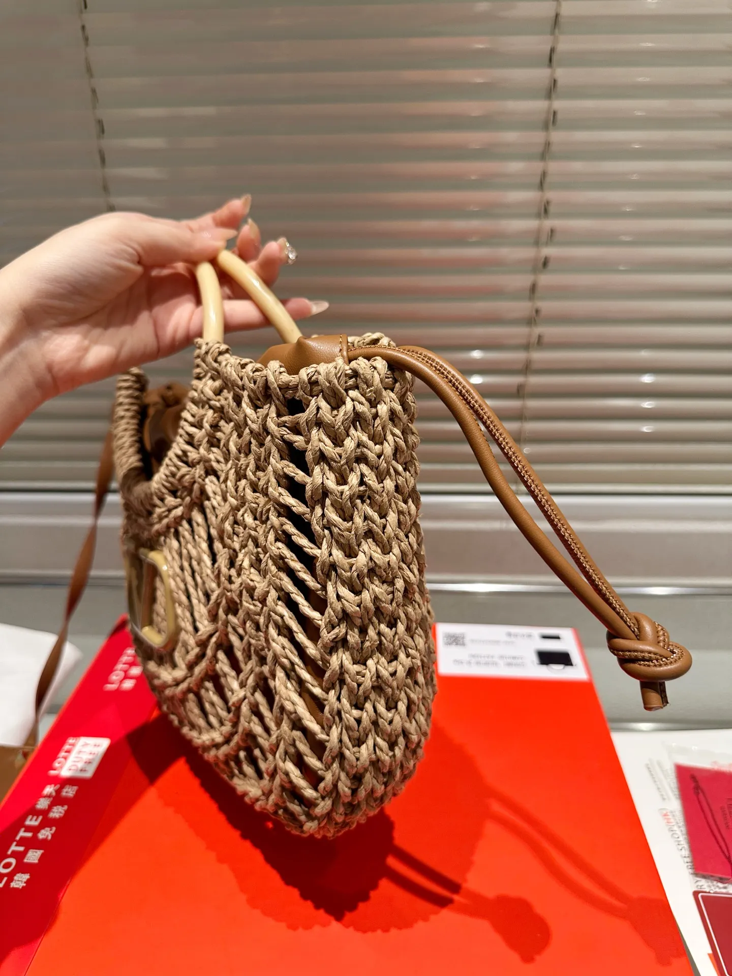 P380 Straw Valentino Valentino Loco A must-have for beautiful fairies and so pretty. Hand-held shoulder bag to unlock fashion charm. Salty or sweet. The most beautiful girl on the street. Size 32.22cm. Comes with folding gift box.