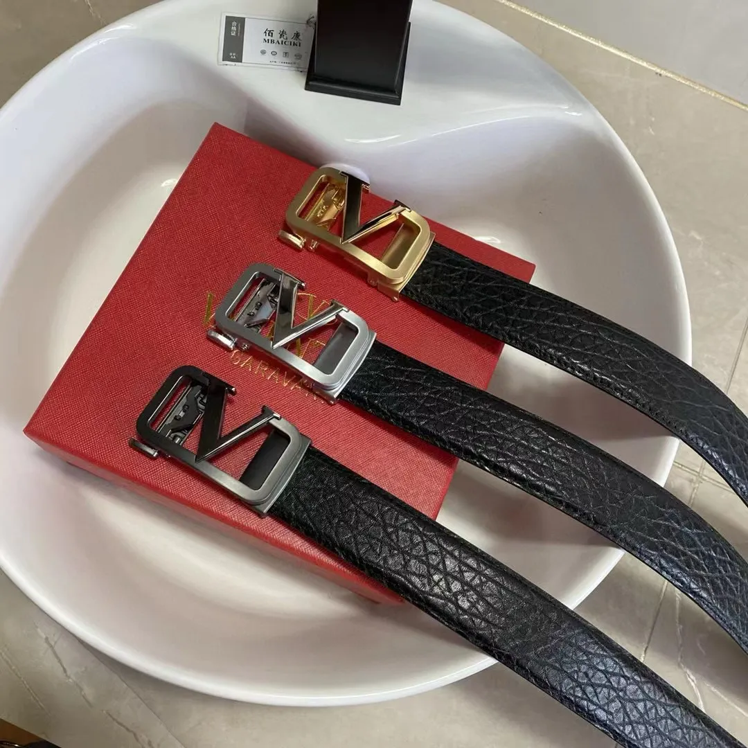 ✈️🇮🇹Brand: Valentino Valevtlo Guangzhou original buckle P160 ✈️🇮🇹Grade: 🚢Original private goods. Imported first-layer cowhide black bottom, sold at counters🈶️, comparable to the genuine product! Exquisite oil edges, computer stitching, soft hand feel. No modifications in real photos. The upper body effect is super good, and the length can be cut. Comes with a full set of packaging at the counter. The first choice for gift giving ✈️🇮🇹Button: Guangzhou original buckle hardware ✈️🇮🇹Length: 100-125cm 3.5cm specifications ✈️🇮🇹Color: black