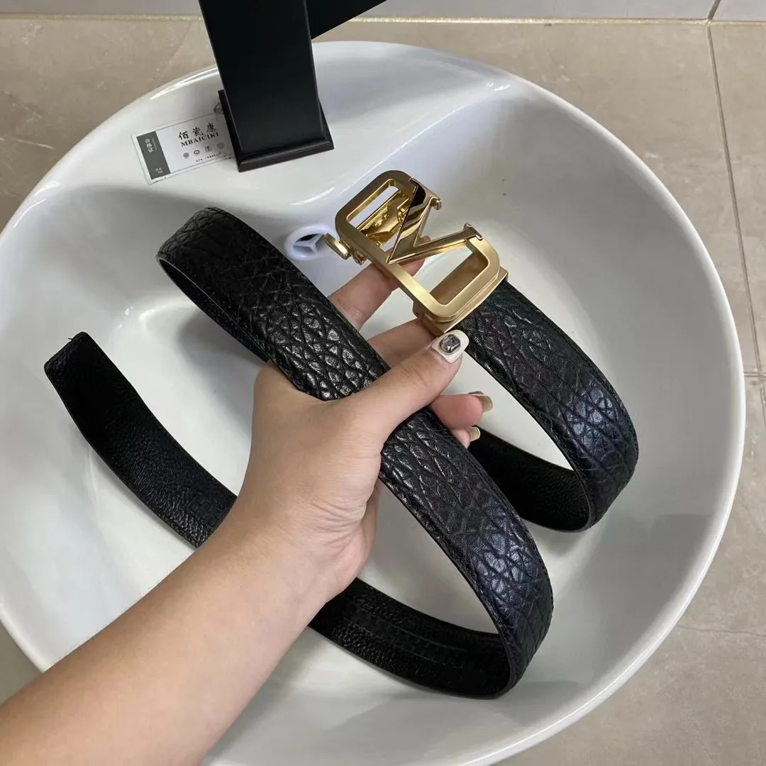 ✈️🇮🇹Brand: Valentino Valevtlo Guangzhou original buckle P160 ✈️🇮🇹Grade: 🚢Original private goods. Imported first-layer cowhide black bottom, sold at counters🈶️, comparable to the genuine product! Exquisite oil edges, computer stitching, soft hand feel. No modifications in real photos. The upper body effect is super good, and the length can be cut. Comes with a full set of packaging at the counter. The first choice for gift giving ✈️🇮🇹Button: Guangzhou original buckle hardware ✈️🇮🇹Length: 100-125cm 3.5cm specifications ✈️🇮🇹Color: black