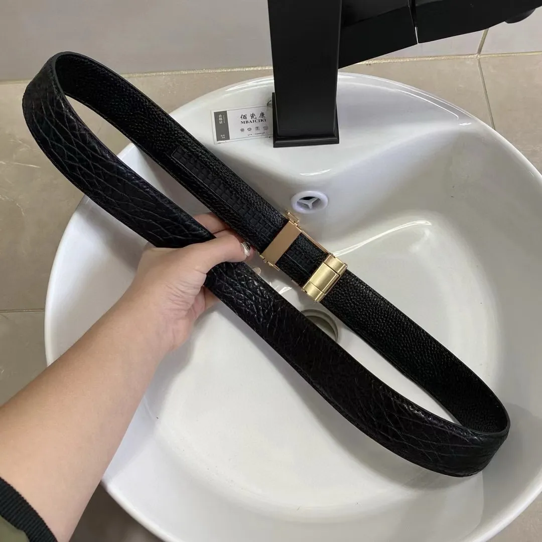 ✈️🇮🇹Brand: Valentino Valevtlo Guangzhou original buckle P160 ✈️🇮🇹Grade: 🚢Original private goods. Imported first-layer cowhide black bottom, sold at counters🈶️, comparable to the genuine product! Exquisite oil edges, computer stitching, soft hand feel. No modifications in real photos. The upper body effect is super good, and the length can be cut. Comes with a full set of packaging at the counter. The first choice for gift giving ✈️🇮🇹Button: Guangzhou original buckle hardware ✈️🇮🇹Length: 100-125cm 3.5cm specifications ✈️🇮🇹Color: black