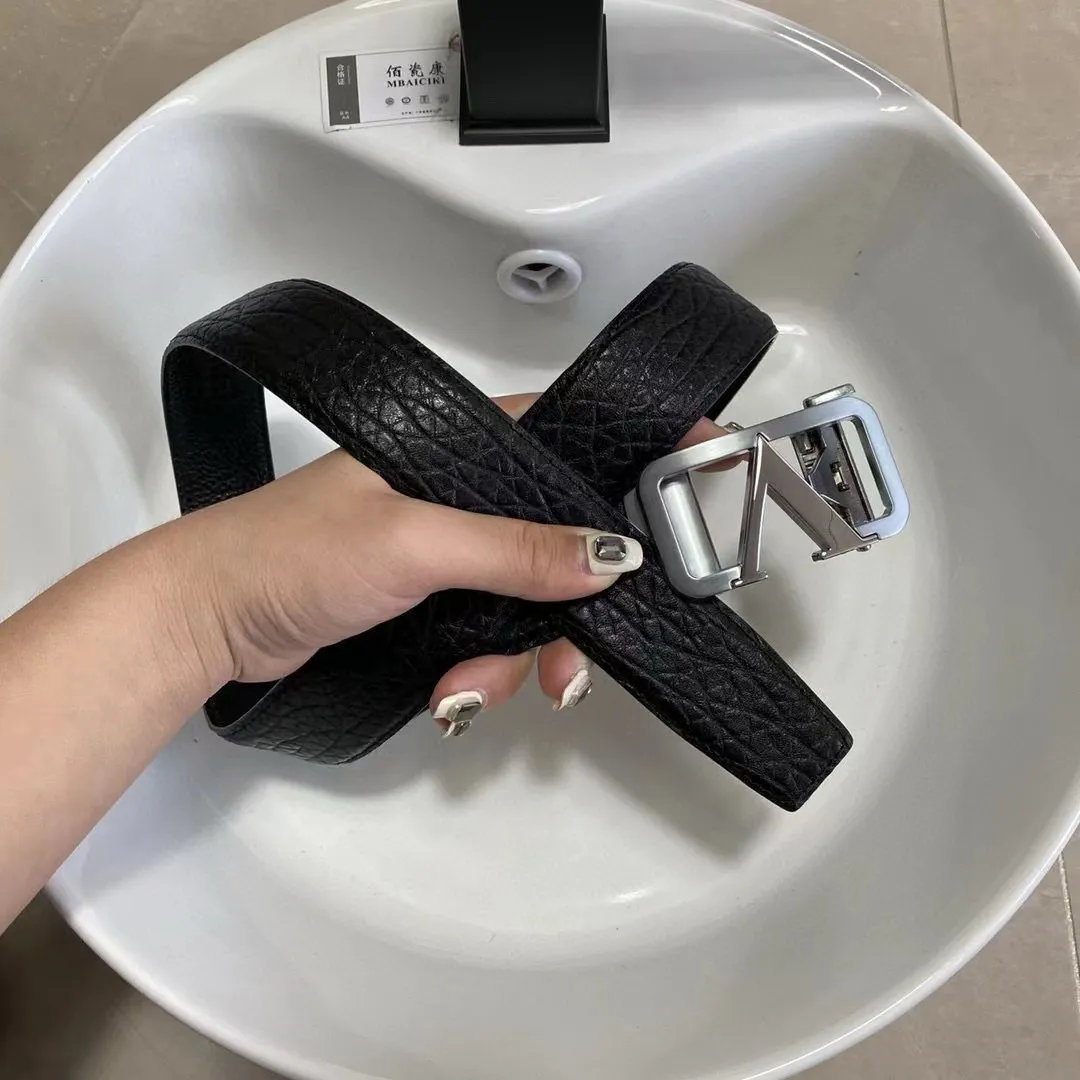 ✈️🇮🇹Brand: Valentino Valevtlo Guangzhou original buckle P160 ✈️🇮🇹Grade: 🚢Original private goods. Imported first-layer cowhide black bottom, sold at counters🈶️, comparable to the genuine product! Exquisite oil edges, computer stitching, soft hand feel. No modifications in real photos. The upper body effect is super good, and the length can be cut. Comes with a full set of packaging at the counter. The first choice for gift giving ✈️🇮🇹Button: Guangzhou original buckle hardware ✈️🇮🇹Length: 100-125cm 3.5cm specifications ✈️🇮🇹Color: black