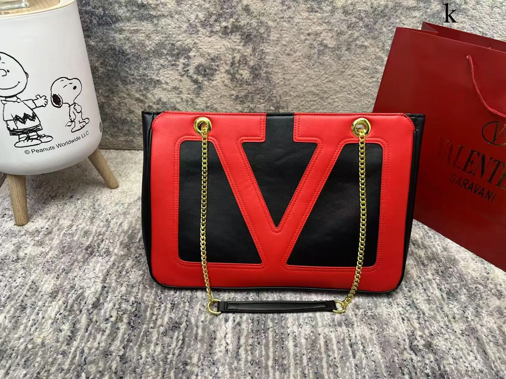 p280 Valentino Valentino ⚠️ Comes with box ⚠️ Size 37*26 VivaSuperstar meets your various needs. Its capacity is amazing. It looks flat, but it can hold a laptop. It breaks the shape of the traditional tote bag. It is made of soft lambskin, delicate and soft, and the bag body is light.