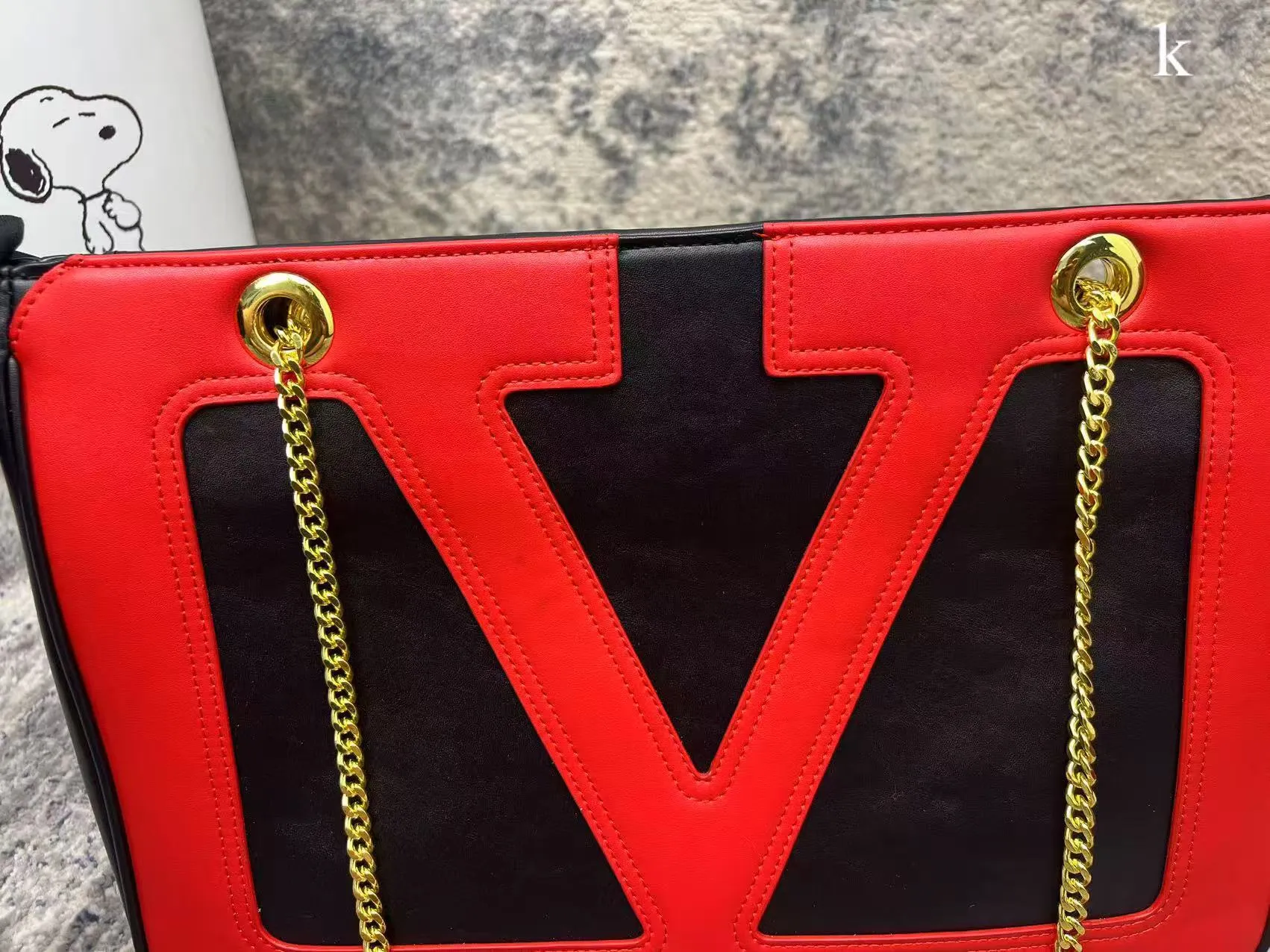 p280 Valentino Valentino ⚠️ Comes with box ⚠️ Size 37*26 VivaSuperstar meets your various needs. Its capacity is amazing. It looks flat, but it can hold a laptop. It breaks the shape of the traditional tote bag. It is made of soft lambskin, delicate and soft, and the bag body is light.