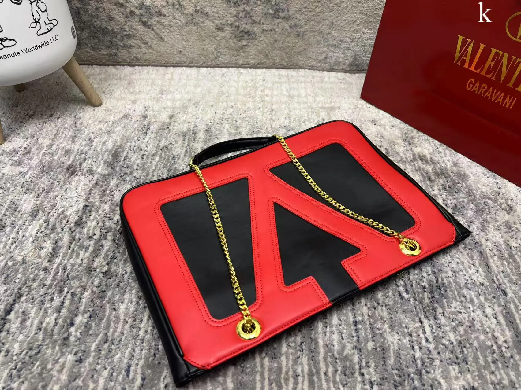 p280 Valentino Valentino ⚠️ Comes with box ⚠️ Size 37*26 VivaSuperstar meets your various needs. Its capacity is amazing. It looks flat, but it can hold a laptop. It breaks the shape of the traditional tote bag. It is made of soft lambskin, delicate and soft, and the bag body is light.