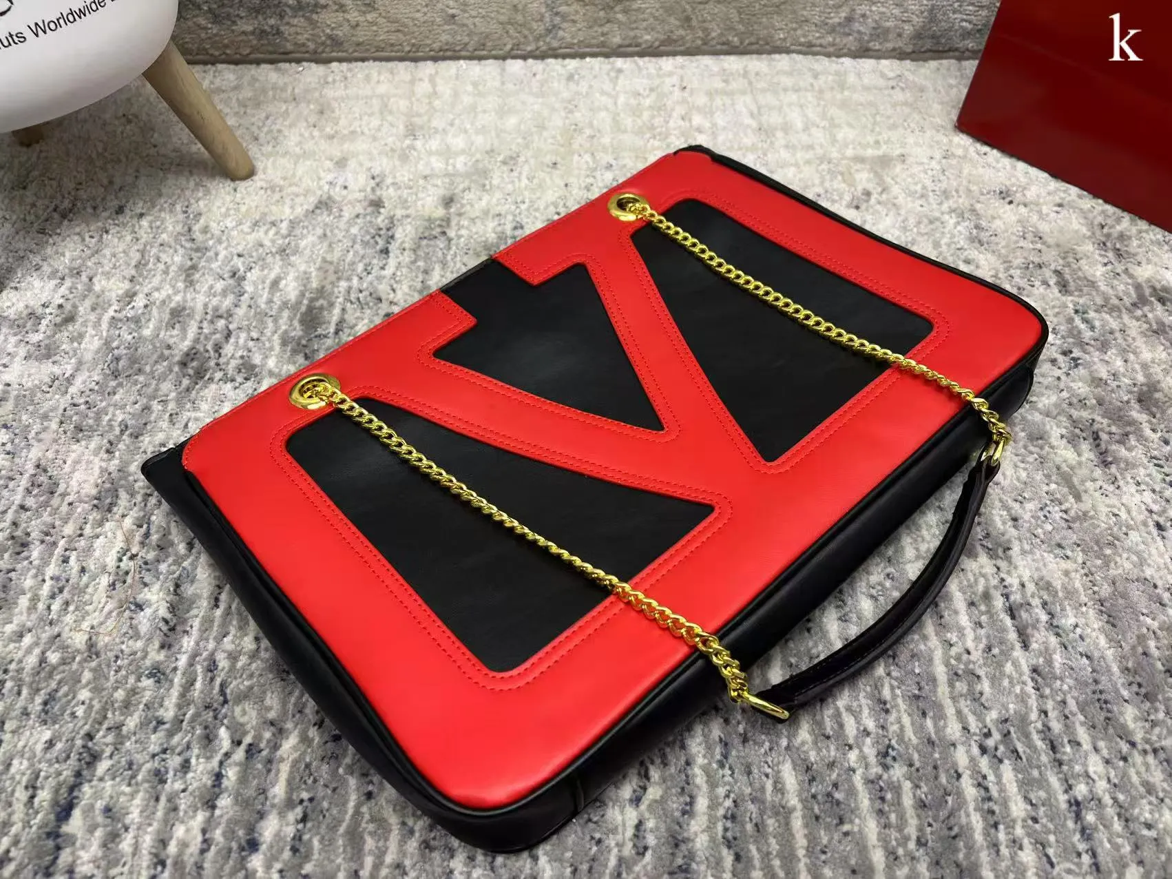 p280 Valentino Valentino ⚠️ Comes with box ⚠️ Size 37*26 VivaSuperstar meets your various needs. Its capacity is amazing. It looks flat, but it can hold a laptop. It breaks the shape of the traditional tote bag. It is made of soft lambskin, delicate and soft, and the bag body is light.