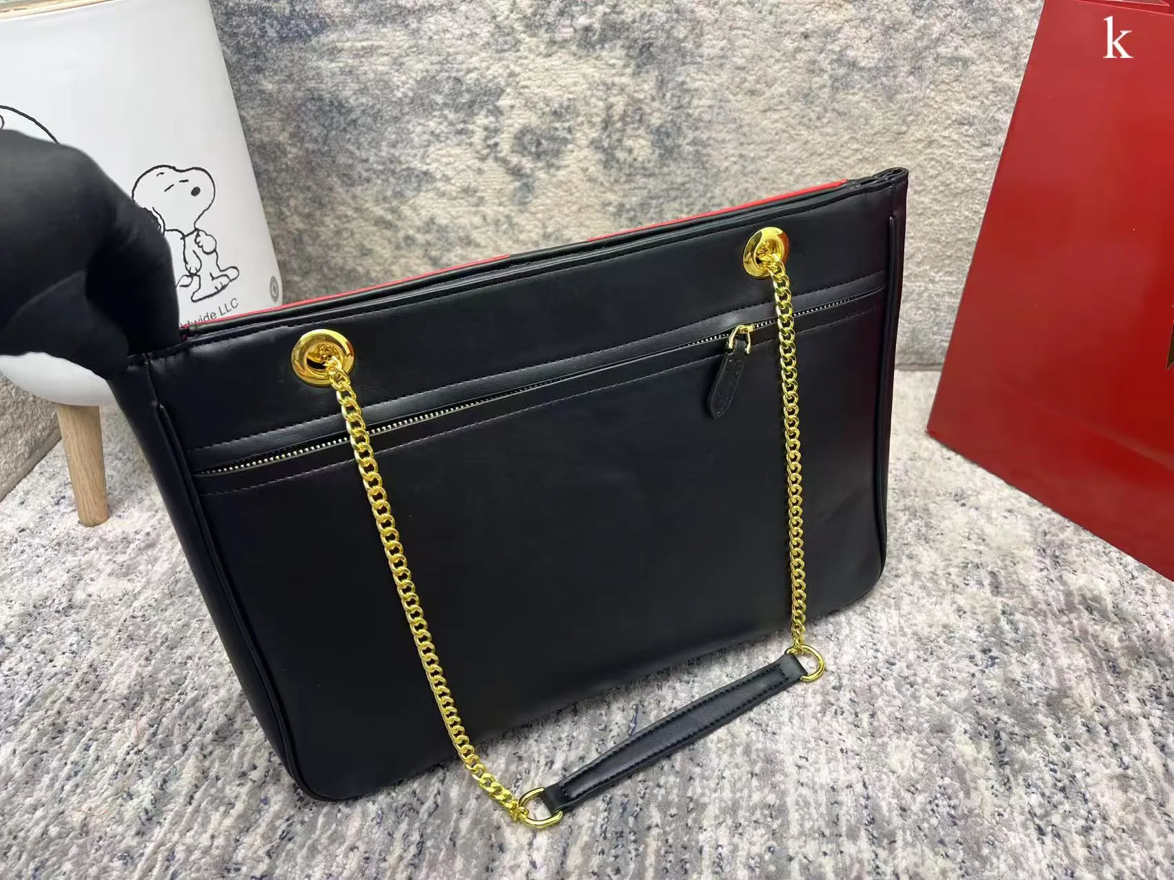 p280 Valentino Valentino ⚠️ Comes with box ⚠️ Size 37*26 VivaSuperstar meets your various needs. Its capacity is amazing. It looks flat, but it can hold a laptop. It breaks the shape of the traditional tote bag. It is made of soft lambskin, delicate and soft, and the bag body is light.