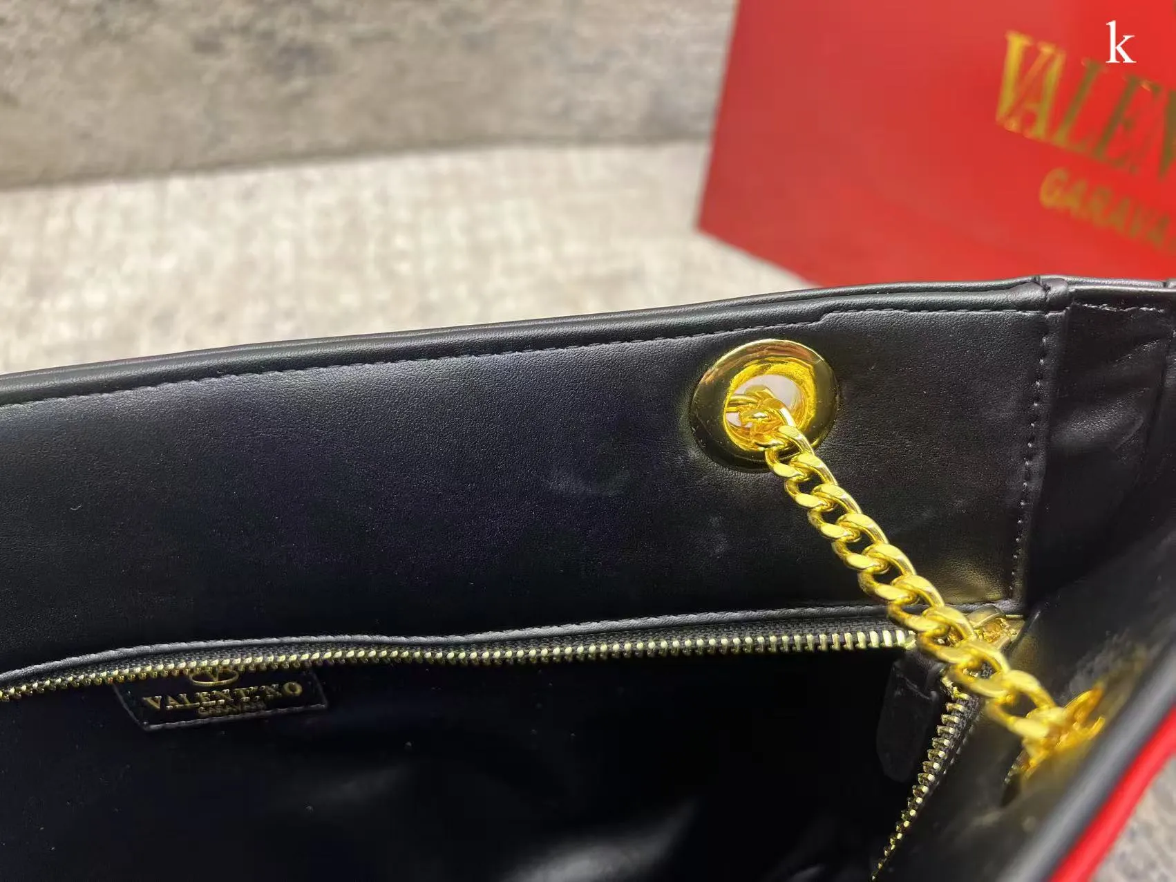p280 Valentino Valentino ⚠️ Comes with box ⚠️ Size 37*26 VivaSuperstar meets your various needs. Its capacity is amazing. It looks flat, but it can hold a laptop. It breaks the shape of the traditional tote bag. It is made of soft lambskin, delicate and soft, and the bag body is light.