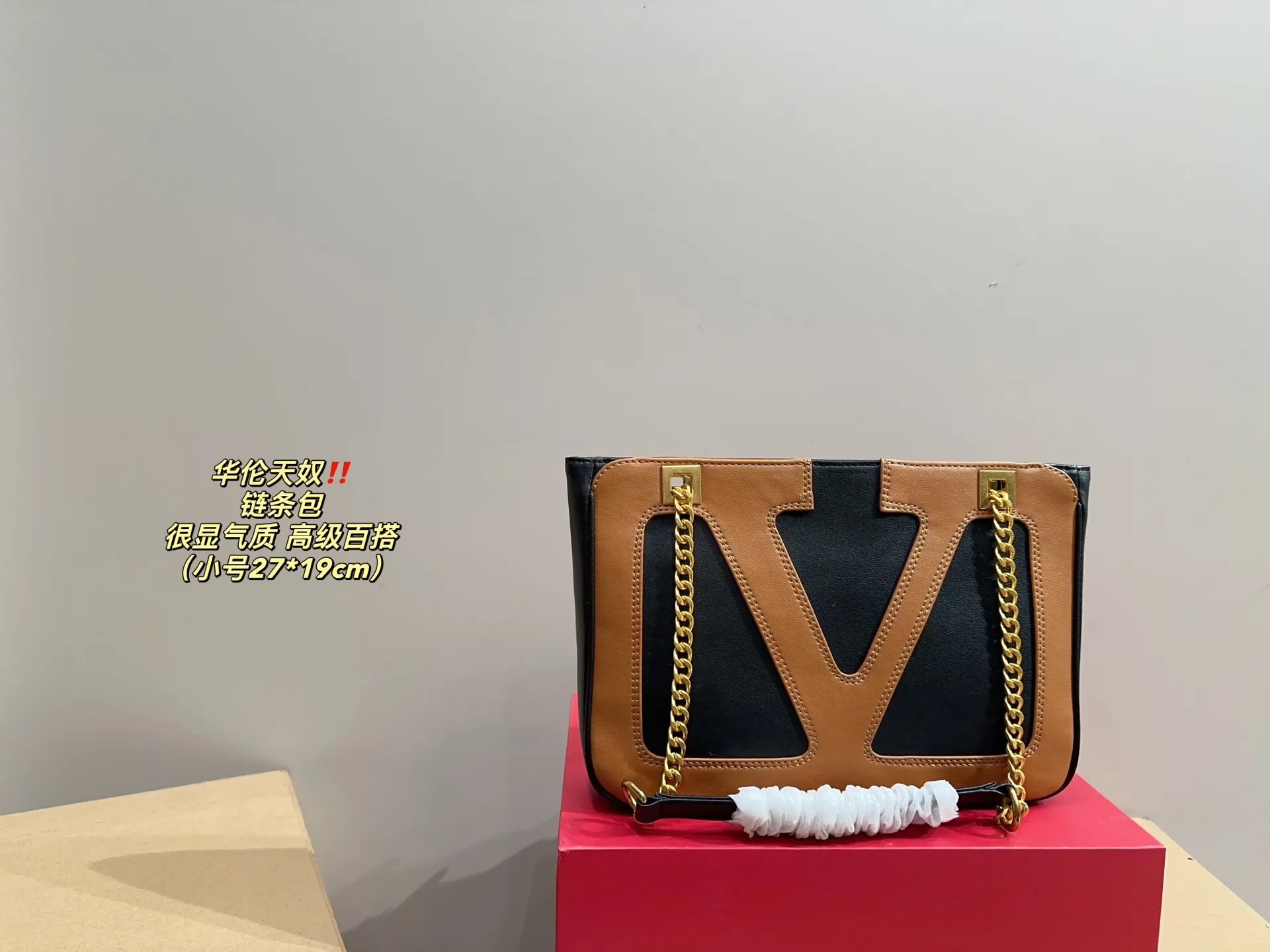 Small P360 with folding box ⚠️Size 27.19 Valentino chain bag My sister is super invincible and loves Zimei! When I saw Zimei wearing this one, I immediately took it off for her! The chain bag really shows off your temperament. I can already imagine how elegant it would look when paired with a dress~ It can be worn cross-body or carried under the armpit, which is very convenient!
