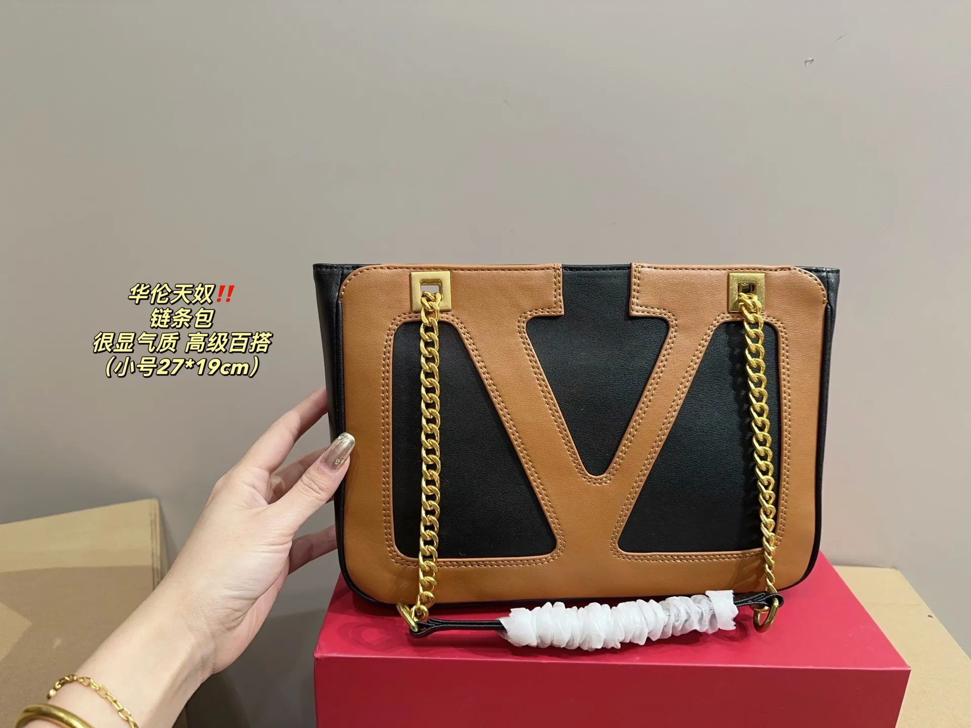 Small P360 with folding box ⚠️Size 27.19 Valentino chain bag My sister is super invincible and loves Zimei! When I saw Zimei wearing this one, I immediately took it off for her! The chain bag really shows off your temperament. I can already imagine how elegant it would look when paired with a dress~ It can be worn cross-body or carried under the armpit, which is very convenient!