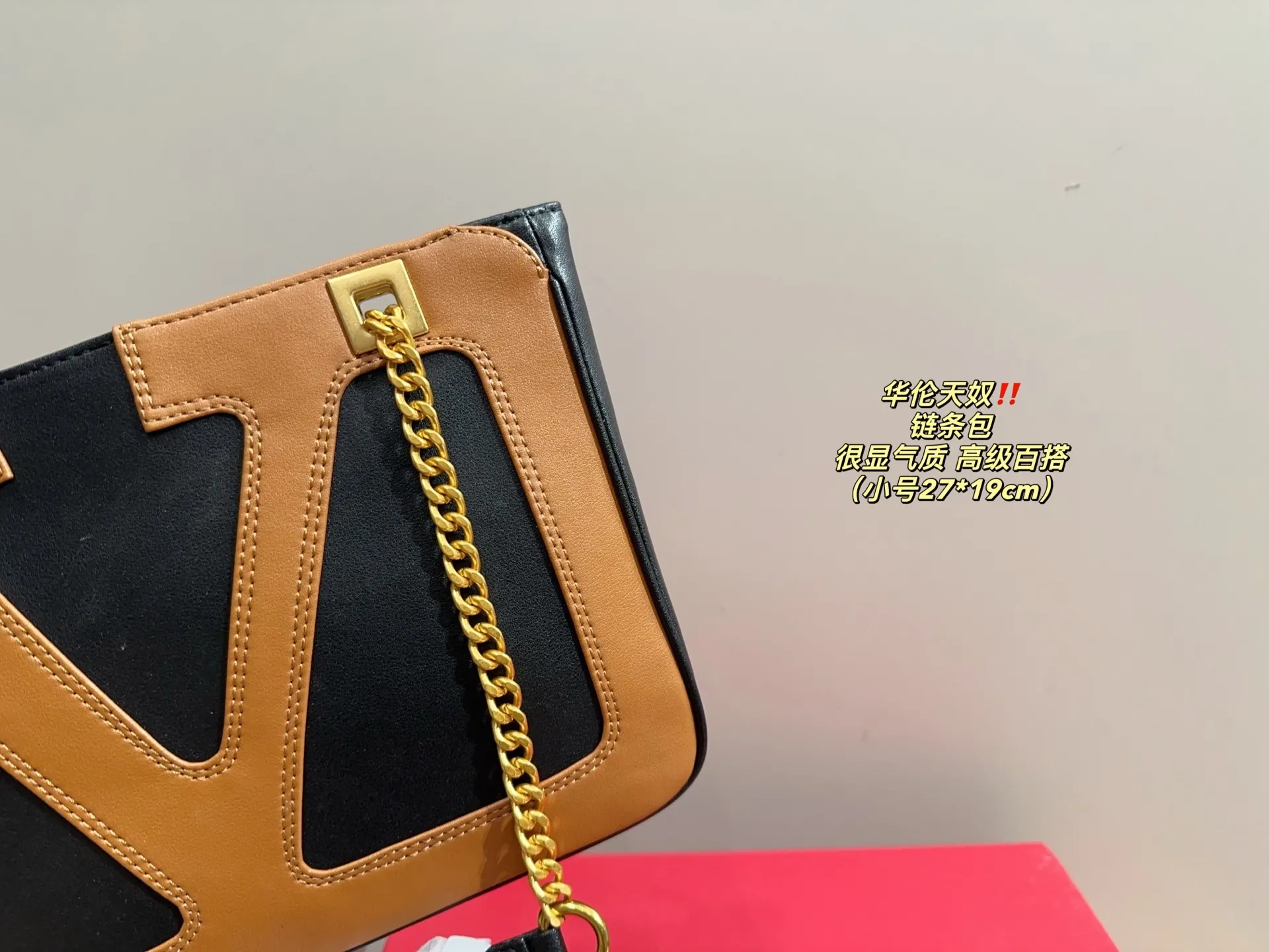Small P360 with folding box ⚠️Size 27.19 Valentino chain bag My sister is super invincible and loves Zimei! When I saw Zimei wearing this one, I immediately took it off for her! The chain bag really shows off your temperament. I can already imagine how elegant it would look when paired with a dress~ It can be worn cross-body or carried under the armpit, which is very convenient!