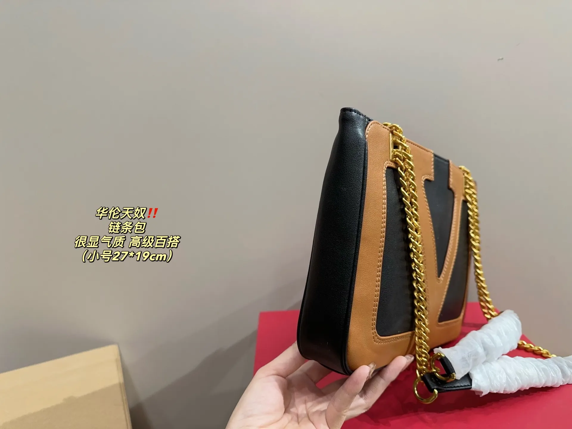 Small P360 with folding box ⚠️Size 27.19 Valentino chain bag My sister is super invincible and loves Zimei! When I saw Zimei wearing this one, I immediately took it off for her! The chain bag really shows off your temperament. I can already imagine how elegant it would look when paired with a dress~ It can be worn cross-body or carried under the armpit, which is very convenient!
