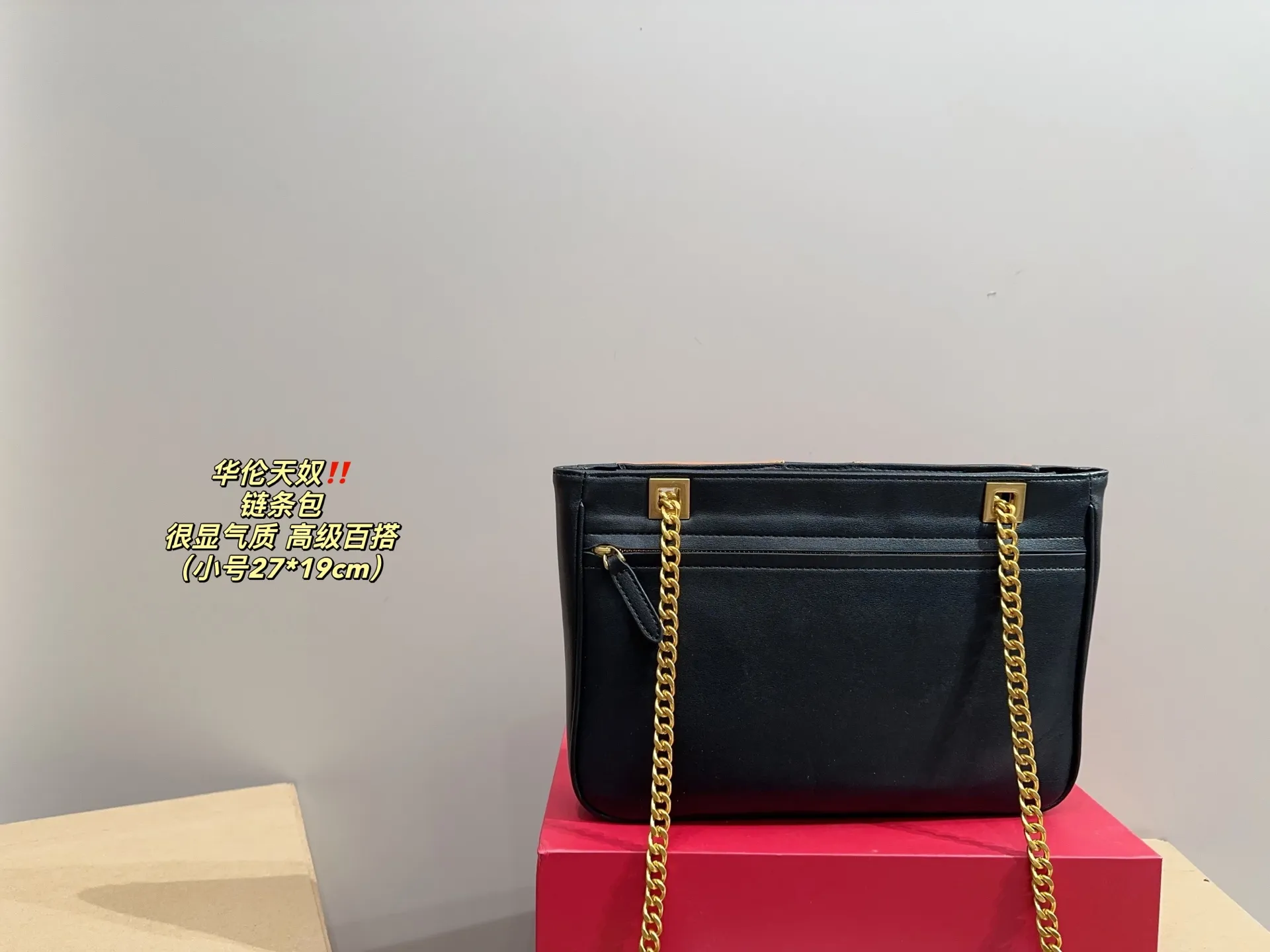 Small P360 with folding box ⚠️Size 27.19 Valentino chain bag My sister is super invincible and loves Zimei! When I saw Zimei wearing this one, I immediately took it off for her! The chain bag really shows off your temperament. I can already imagine how elegant it would look when paired with a dress~ It can be worn cross-body or carried under the armpit, which is very convenient!