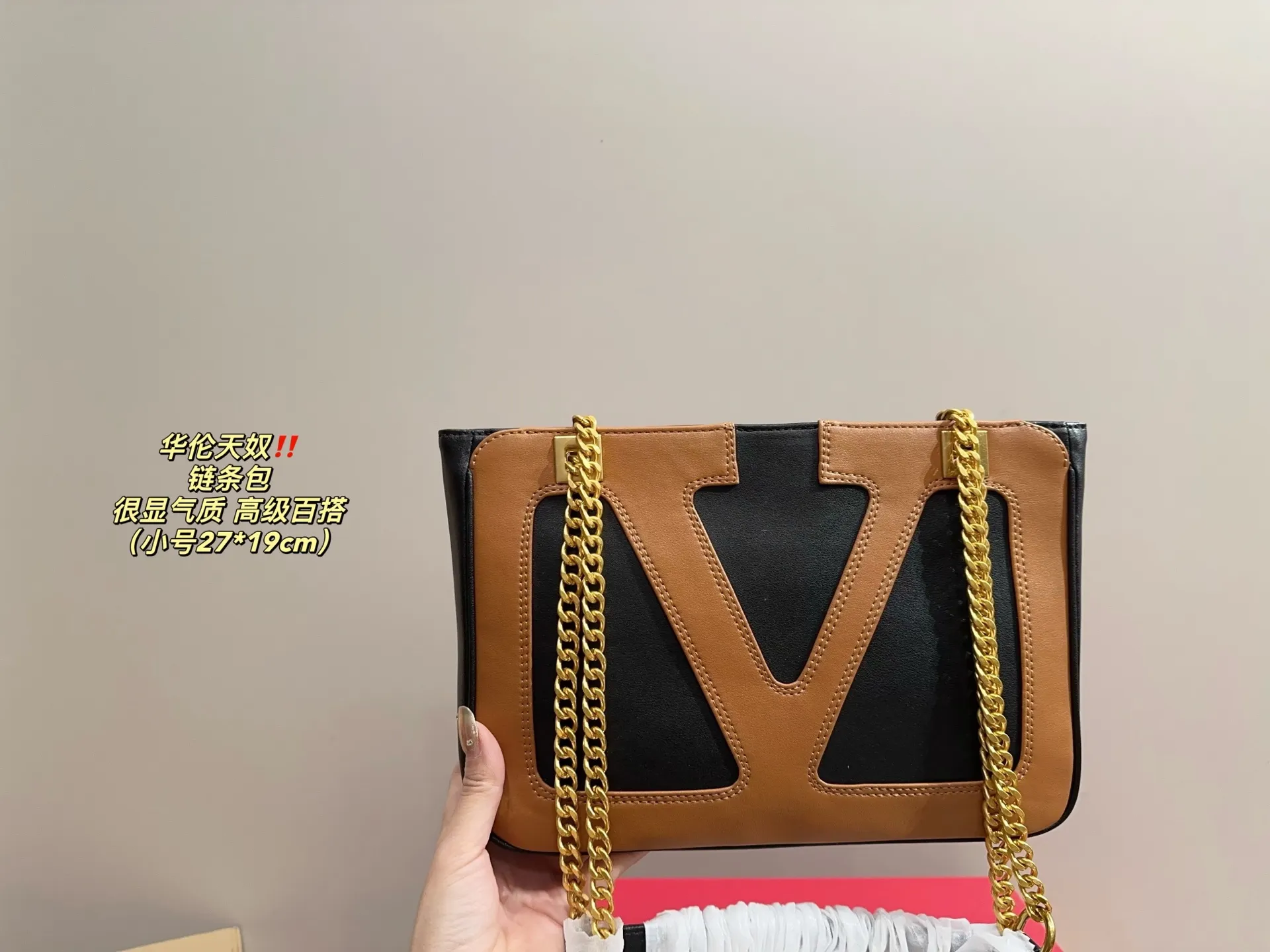 Small P360 with folding box ⚠️Size 27.19 Valentino chain bag My sister is super invincible and loves Zimei! When I saw Zimei wearing this one, I immediately took it off for her! The chain bag really shows off your temperament. I can already imagine how elegant it would look when paired with a dress~ It can be worn cross-body or carried under the armpit, which is very convenient!