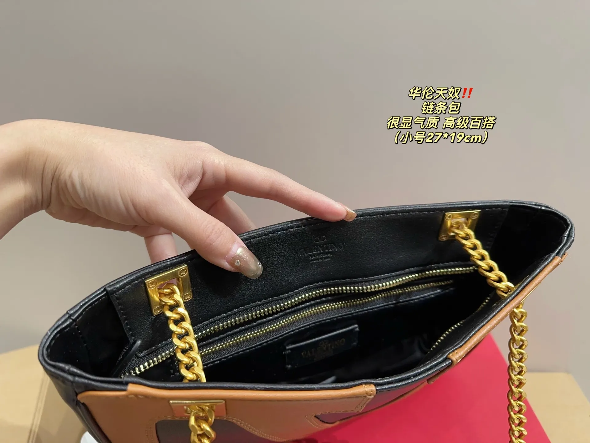Small P360 with folding box ⚠️Size 27.19 Valentino chain bag My sister is super invincible and loves Zimei! When I saw Zimei wearing this one, I immediately took it off for her! The chain bag really shows off your temperament. I can already imagine how elegant it would look when paired with a dress~ It can be worn cross-body or carried under the armpit, which is very convenient!