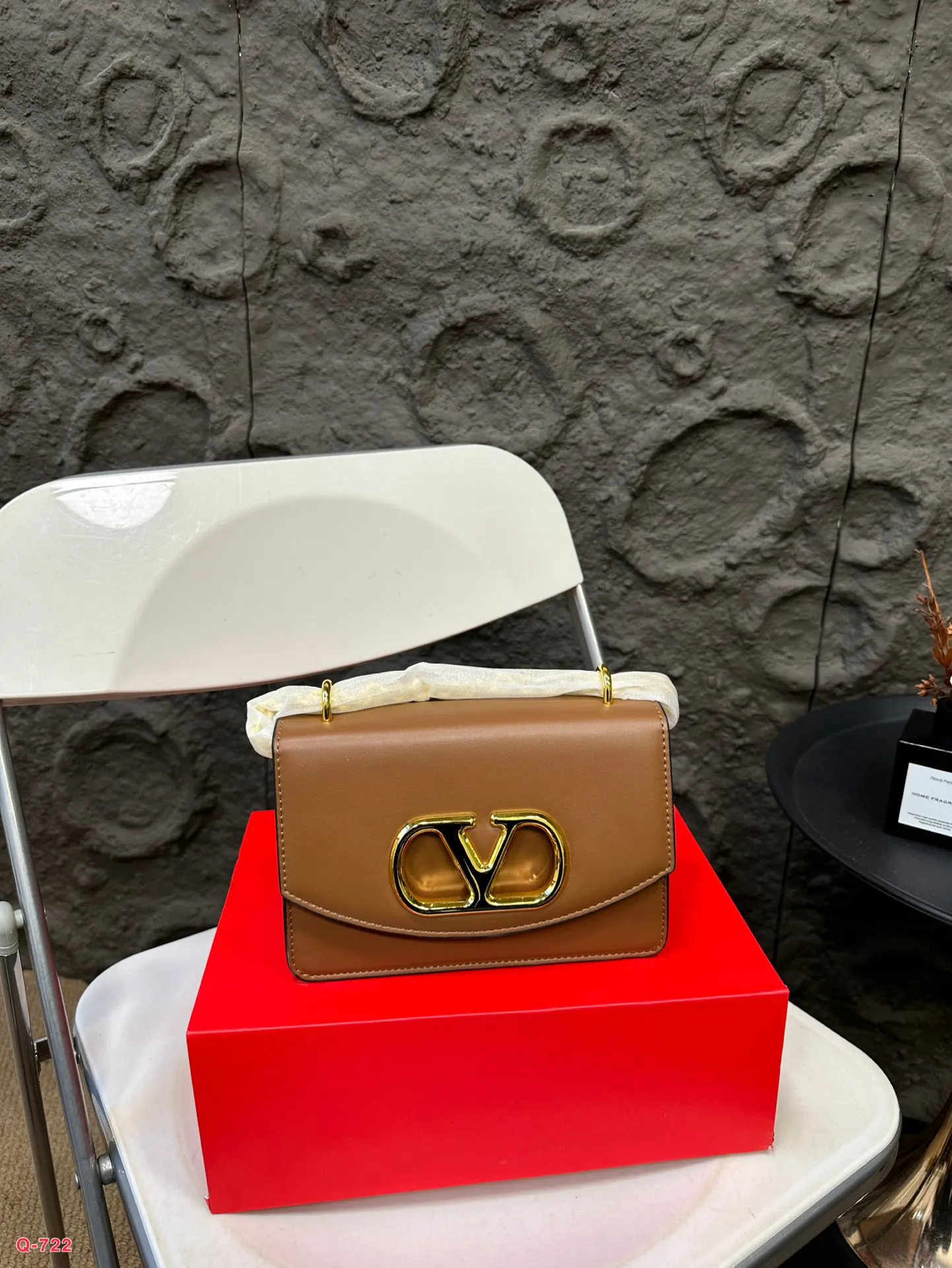 💰290💰300 Comes with folding box. Size 20.13/24.16cm. Valentino shoulder bag, camera bag. It’s fashionable and easy to match. It doesn’t look old-fashioned and is easy to match. And Dan’s beauty and temperament bonus is so high~ I love this calmness and elegance.