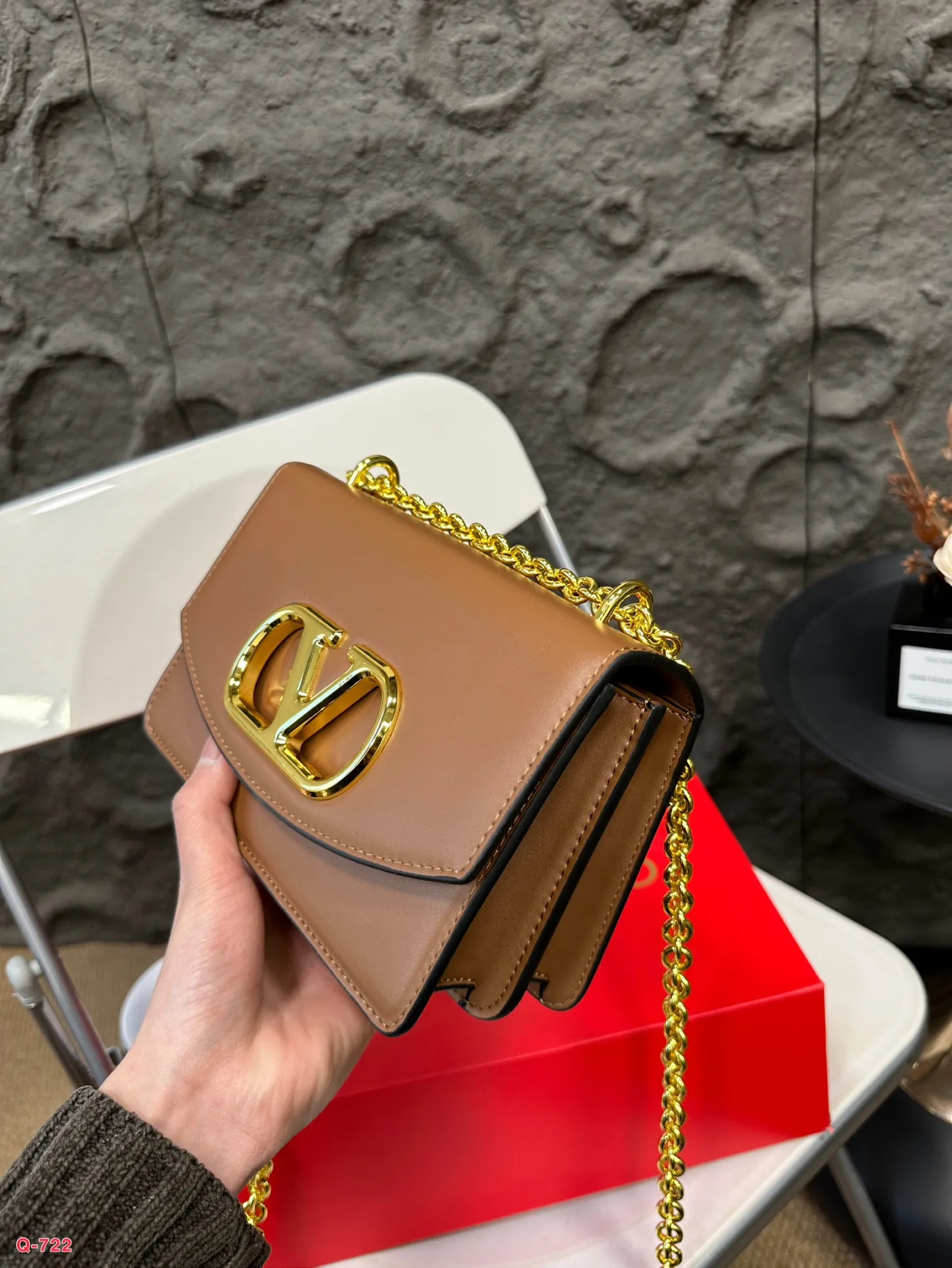 💰290💰300 Comes with folding box. Size 20.13/24.16cm. Valentino shoulder bag, camera bag. It’s fashionable and easy to match. It doesn’t look old-fashioned and is easy to match. And Dan’s beauty and temperament bonus is so high~ I love this calmness and elegance.