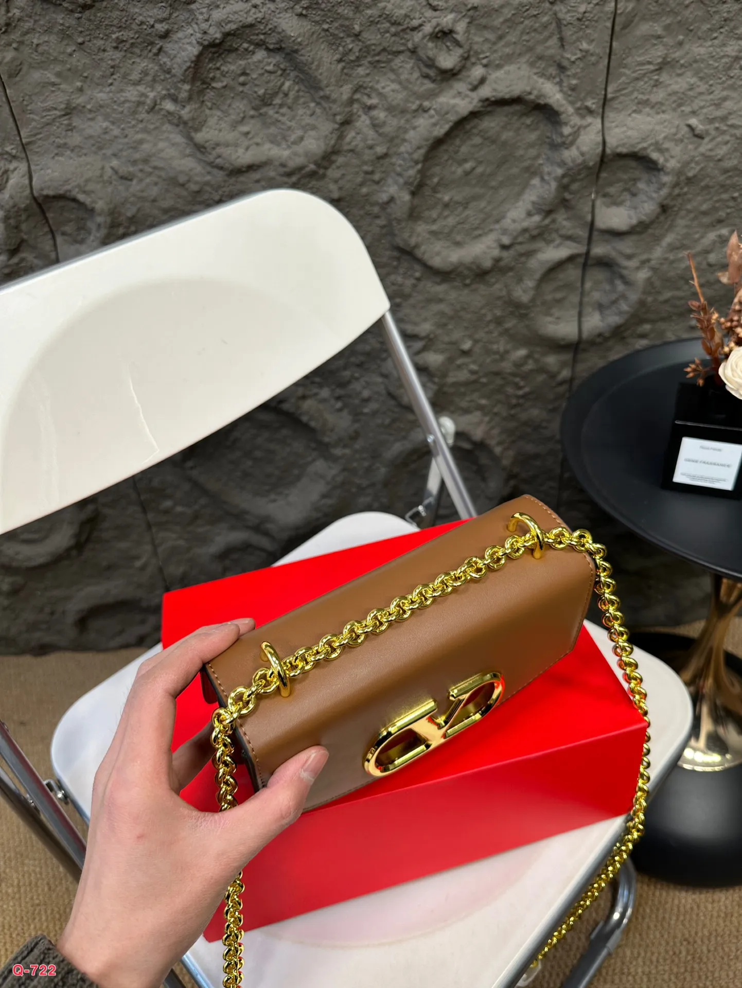 💰290💰300 Comes with folding box. Size 20.13/24.16cm. Valentino shoulder bag, camera bag. It’s fashionable and easy to match. It doesn’t look old-fashioned and is easy to match. And Dan’s beauty and temperament bonus is so high~ I love this calmness and elegance.