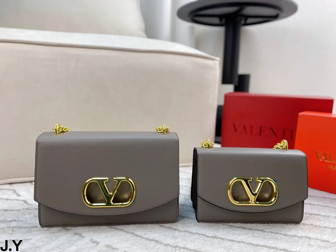 p310/p300 Folding box 🎁 Valentino Vain series handbags~ A versatile bag that can be sweet or salty, casual or business, magnetic opening and closing, practical capacity, exquisite and noble, elegant and timeless! Size: 24*16/19.5*13