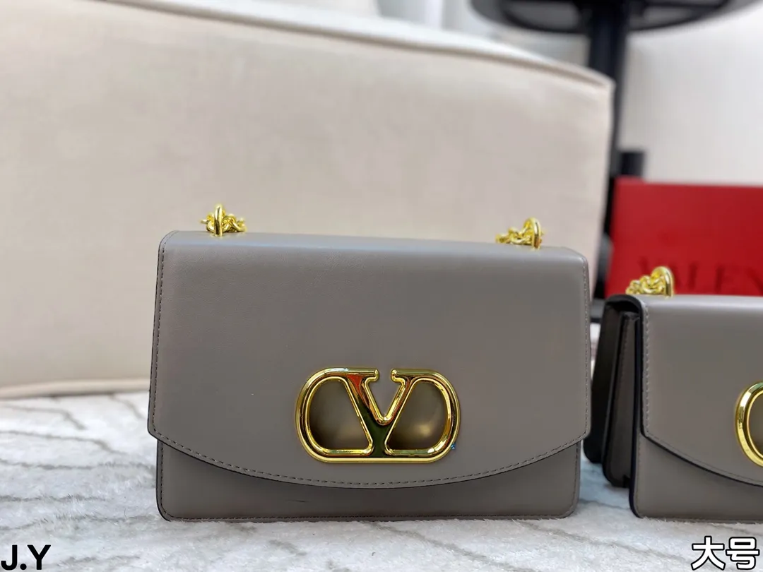 p310/p300 Folding box 🎁 Valentino Vain series handbags~ A versatile bag that can be sweet or salty, casual or business, magnetic opening and closing, practical capacity, exquisite and noble, elegant and timeless! Size: 24*16/19.5*13