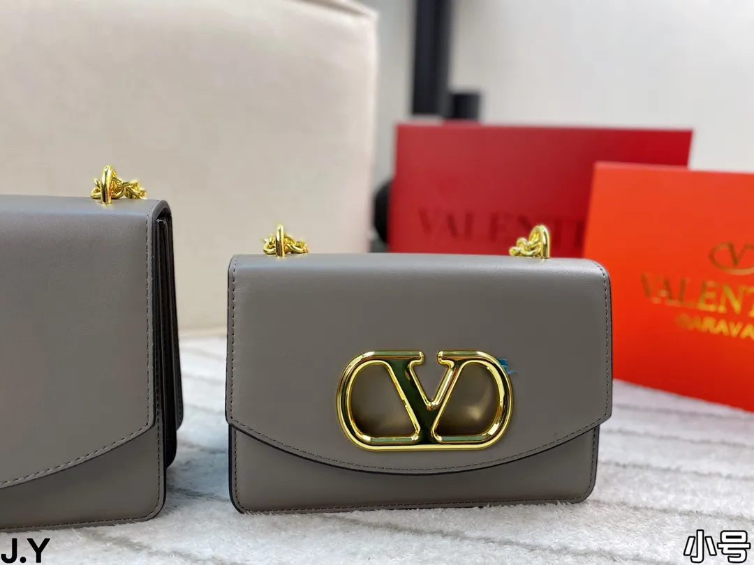 p310/p300 Folding box 🎁 Valentino Vain series handbags~ A versatile bag that can be sweet or salty, casual or business, magnetic opening and closing, practical capacity, exquisite and noble, elegant and timeless! Size: 24*16/19.5*13