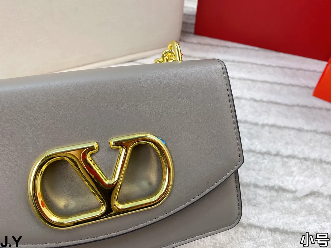 p310/p300 Folding box 🎁 Valentino Vain series handbags~ A versatile bag that can be sweet or salty, casual or business, magnetic opening and closing, practical capacity, exquisite and noble, elegant and timeless! Size: 24*16/19.5*13